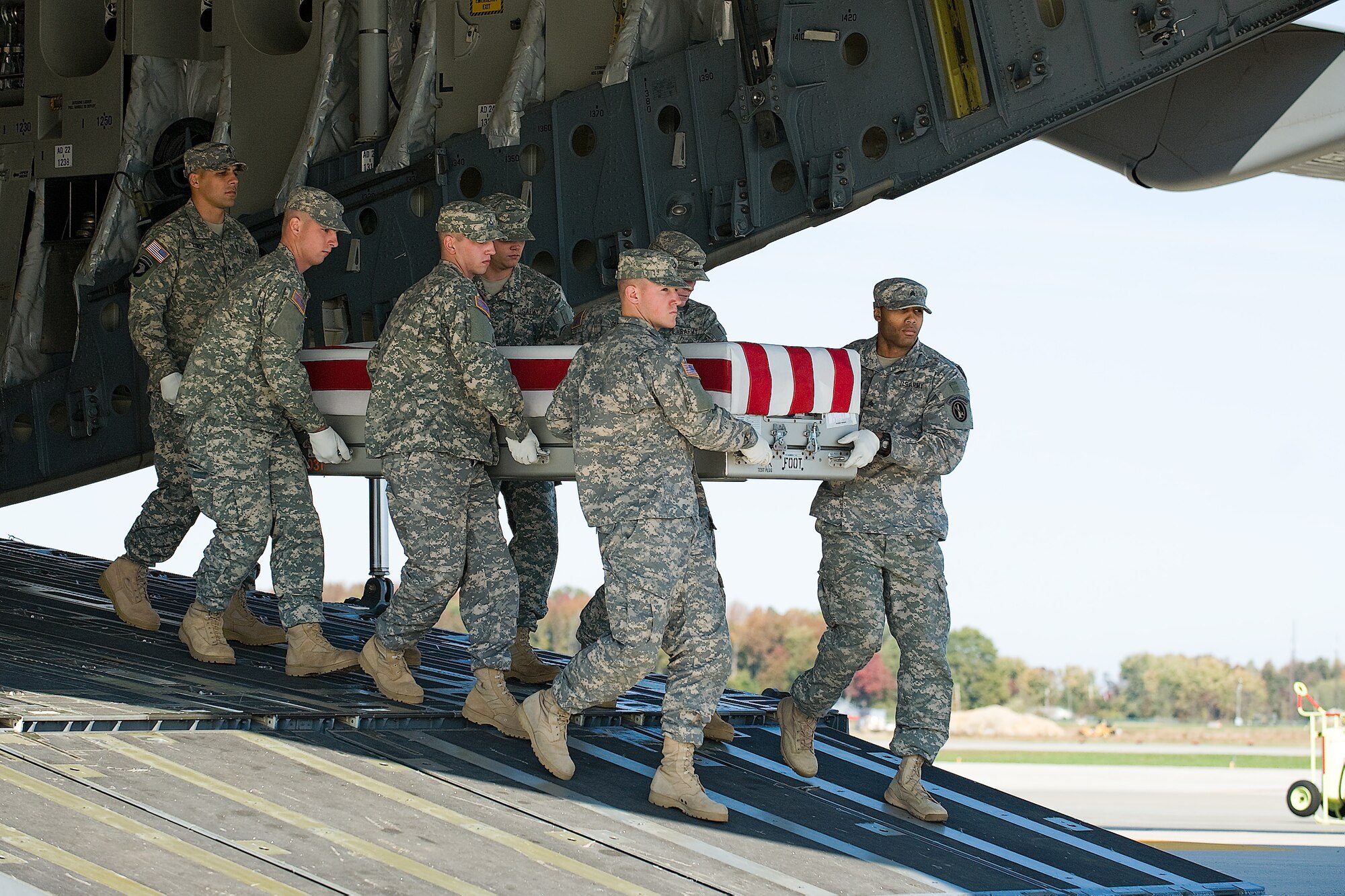 A U.S. Army carry team transfers the remains of Army Lt. Col. David E. Cabrera, of Texas, at Dover Air Force Base, Del., Oct. 31, 2011. Cabrera was assigned to the U.S. Army Health Services Unit, Bethesda, Md. (U.S. Air Force photo/Steve Kotecki)
