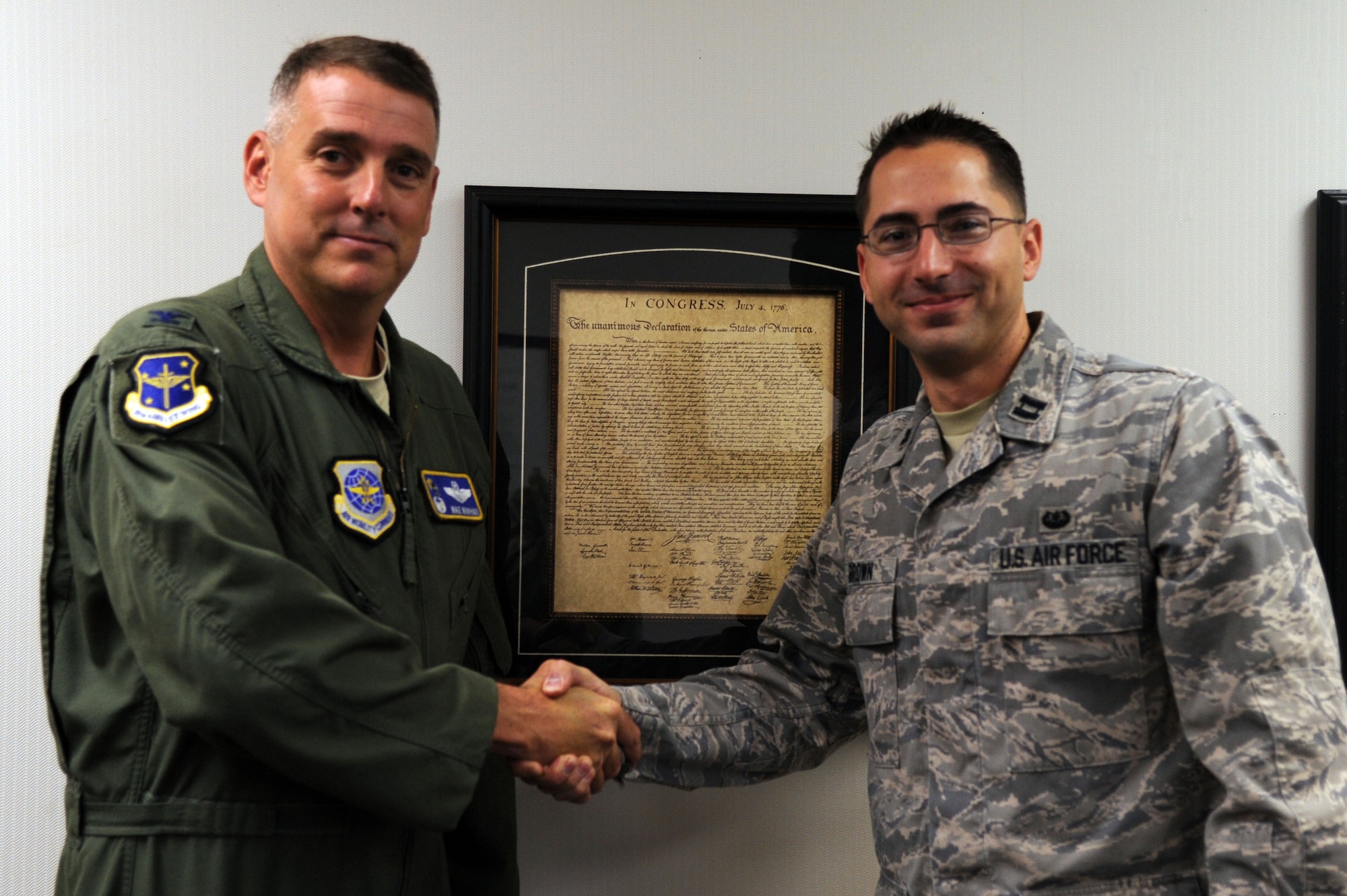 Col. Mike Minihan, 19th Airlift Wing commander, presents a commander’s coin Oct. 27, to Capt. Elijah
Brown, 19th Airlift Wing Air Force Legal Operations Agency area defense counsel, at Little Rock Air Force Base, Ark. Brown, a Clear Creek, Calif., native, educated more than 150 First Term Airmen Center students about the Uniform Code of Military Justice, and their constitutional rights. (U.S. Air Force Photo by Airman 1st Class Kaylee Clark)
