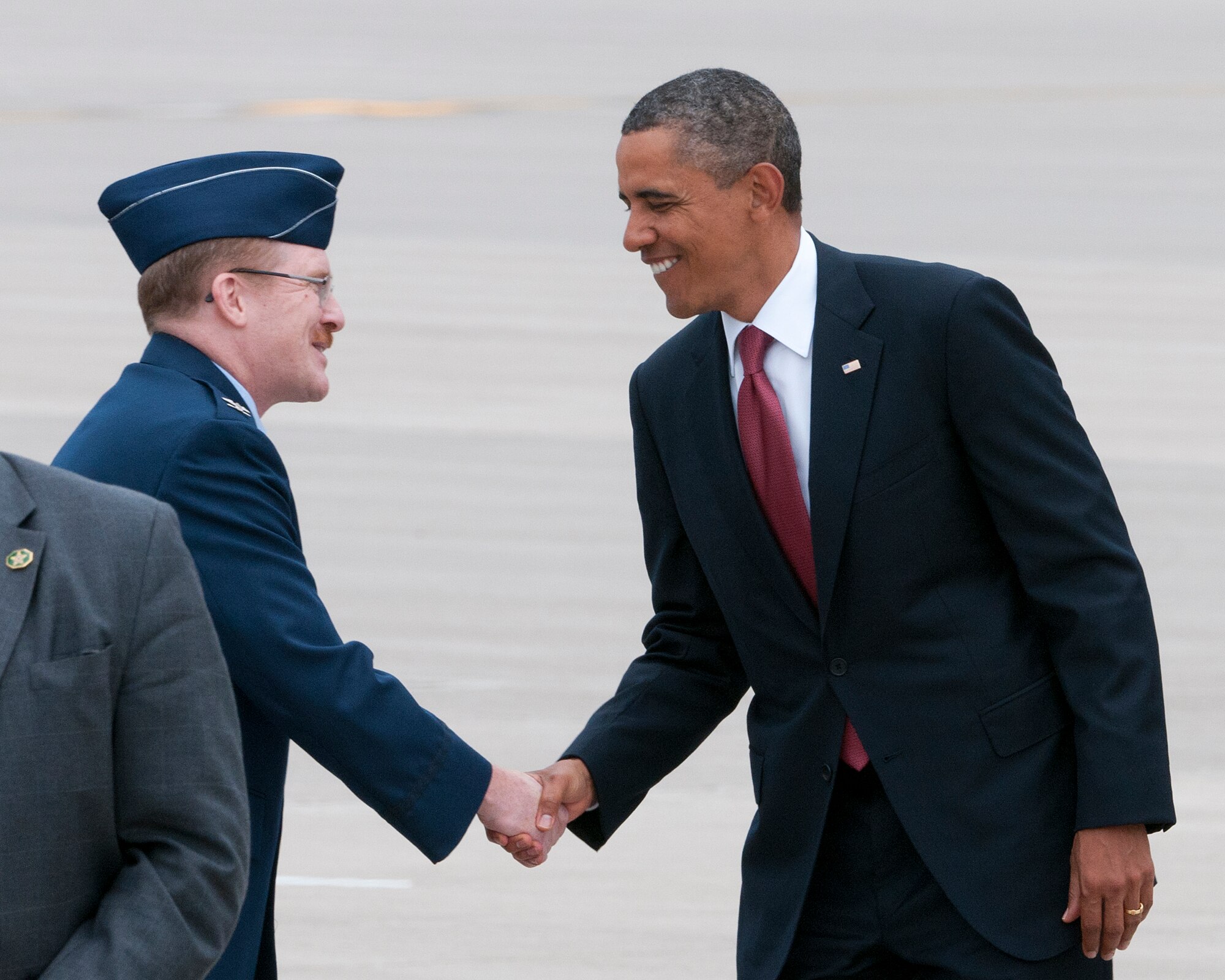 America’s commander-in-chief, President Barack Obama, shakes hands with Col. Brian Wyneken, vice commander of the 133rd Airlift Wing, before boarding Air Force One and departing from the ramp of the 133rd Airlift Wing at the Minneapolis-St. Paul International Airport on August 30, 2011. The president was in the Twin Cities where he delivered a speech to the American Legion Annual Conference. The visit is heavily supported with security, logistics, media and other support by the Airmen of the 133rd Airlift Wing. USAF official photo by Senior Master Sgt. Mark Moss