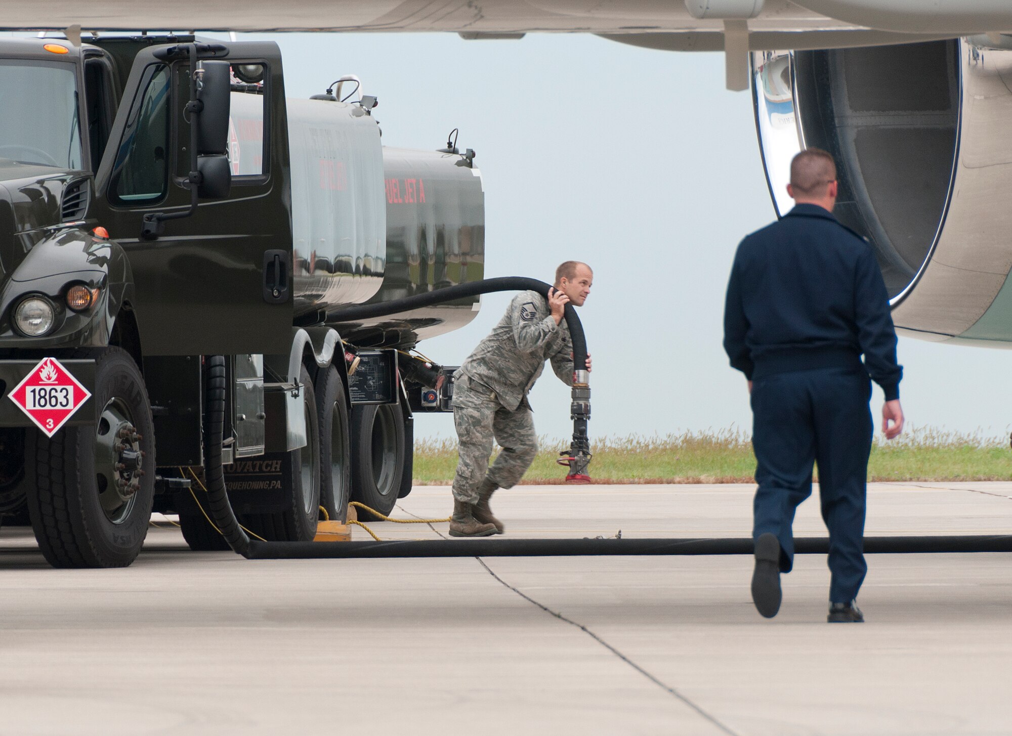 Master Sgt. Timothy Hayes of the 133rd Logistics Readiness Squadron pulls the single point nozzle from the R11 refueler under the wing of Air Force One on Aug. 30, 2011, bringing fuel to President Barack Obama’s aircraft. Air Force One, the VC-25A which is a highly customized Boeing 747-200B, arrived at the Minnesota Air National Guard base bringing the commander-in-chief to the Twin Cities where he delivered a speech to the American Legion Annual Conference. The visit is heavily supported with security, logistics, media and other support by the Airmen of the 133rd Airlift Wing. USAF official photo by Senior Master Sgt. Mark Moss