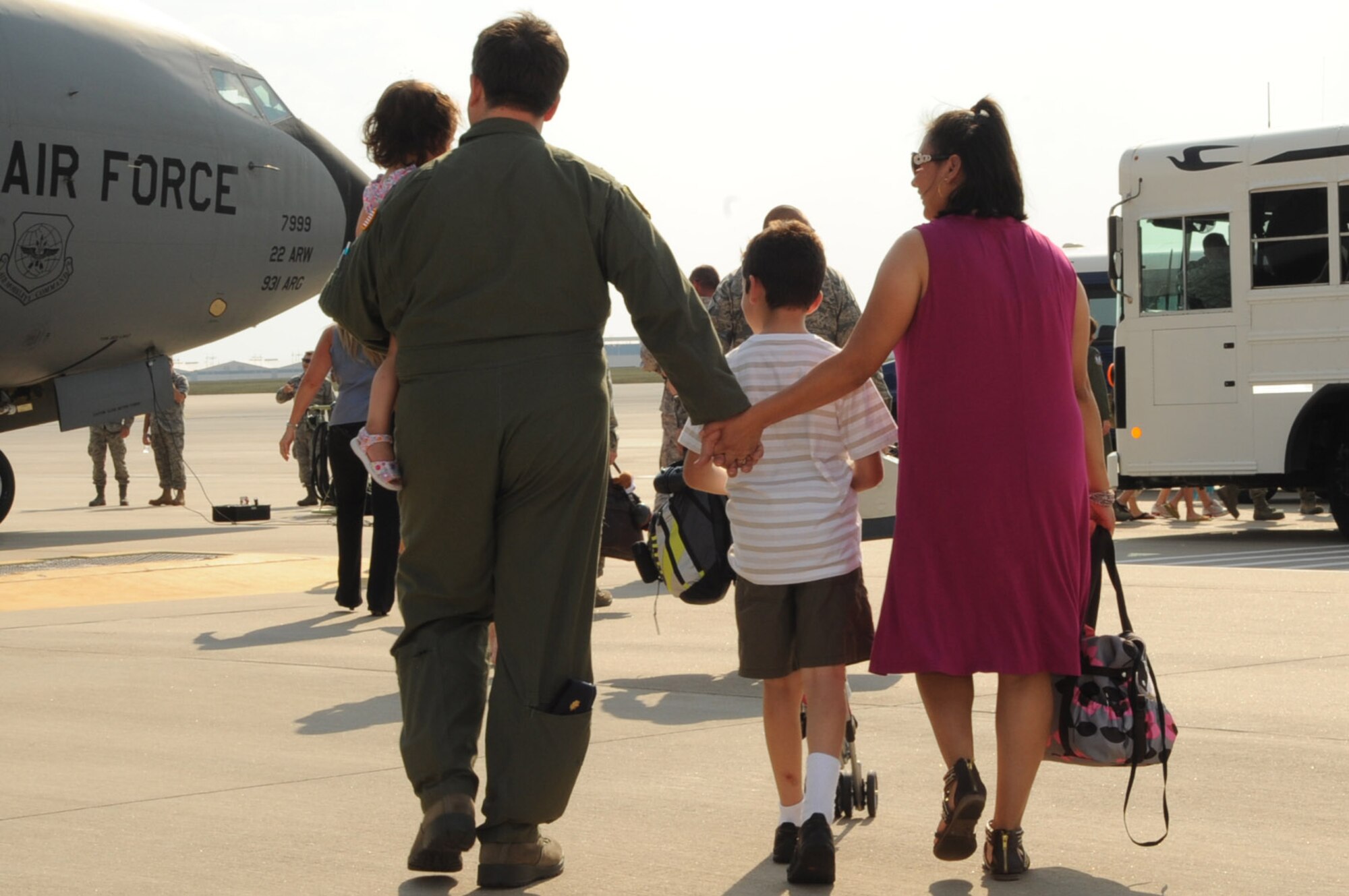 An Airmen from the 931st Air Refueling Group accompanies his family to an awaiting bus after returning to McConnell AFB, KS, Sept. 2. About 60 931st ARG Airmen returned from a 60-day deployment to Turkey. (U.S. Air Force photo by 1st. Lt. Zach Anderson)