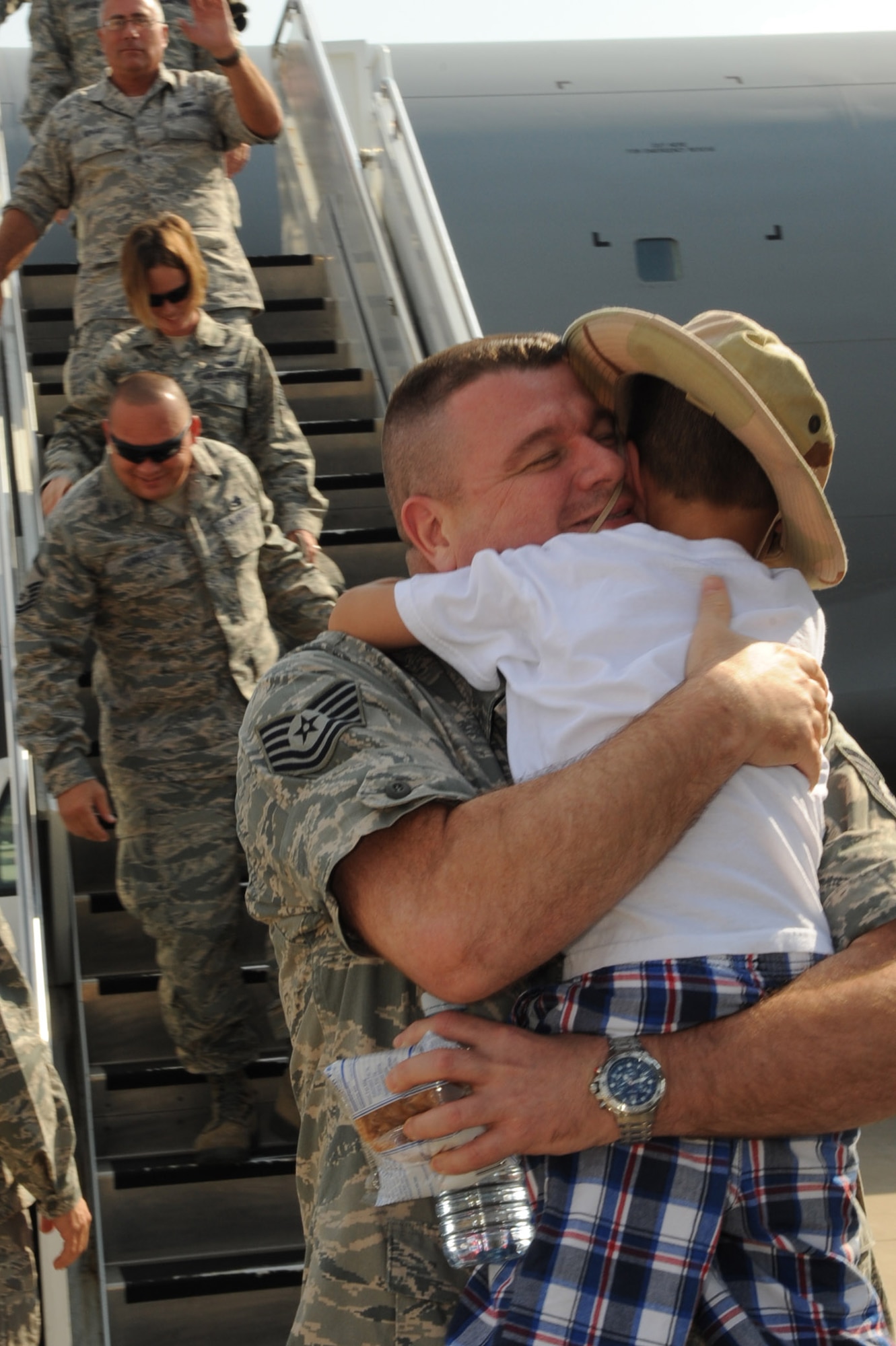 Tech. Sgt. Darin Elliott, 931st Air Refueling Group, hugs his son Darin II upon returning to McConnell AFB, KS, Sept. 2.  Elliott had served a 60-day deployment to Turkey.  (U.S. Air Force photo by 1st Lt. Zach Anderson)