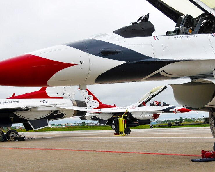 The USAF Thunderbirds arrive at the Niagara Falls Air Reserve Station for the Thunder of Niagara Airshow September 7, 2011 Niagara Falls Air Reserve Station, NY. The Thunderbirds are one of the many acts and displays that can be seen at the Thunder of Niagara Air Show being held at the Niagara Falls Air Reserve Station September 10-11. (U.S. Air Force photo by Staff Sgt. Joseph McKee)