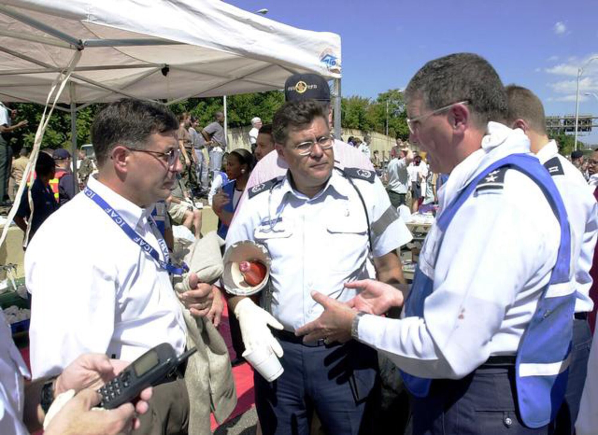 Lt. Gen. (Dr.) Paul Carlton Jr., Air Force surgeon general, (right), Master Sgt. Noel Sepulveda, (center) and Pentagon employees pitch in to help where needed after a hijacked American Airlines Flight 77 crashed into the Pentagon, Sept. 11, 2001. The Pentagon attack occurred after an attack on the twin towers of the New York World Trade Center. (U.S. Air Force photo by Tech. Sgt. Jim Varhegyi)
