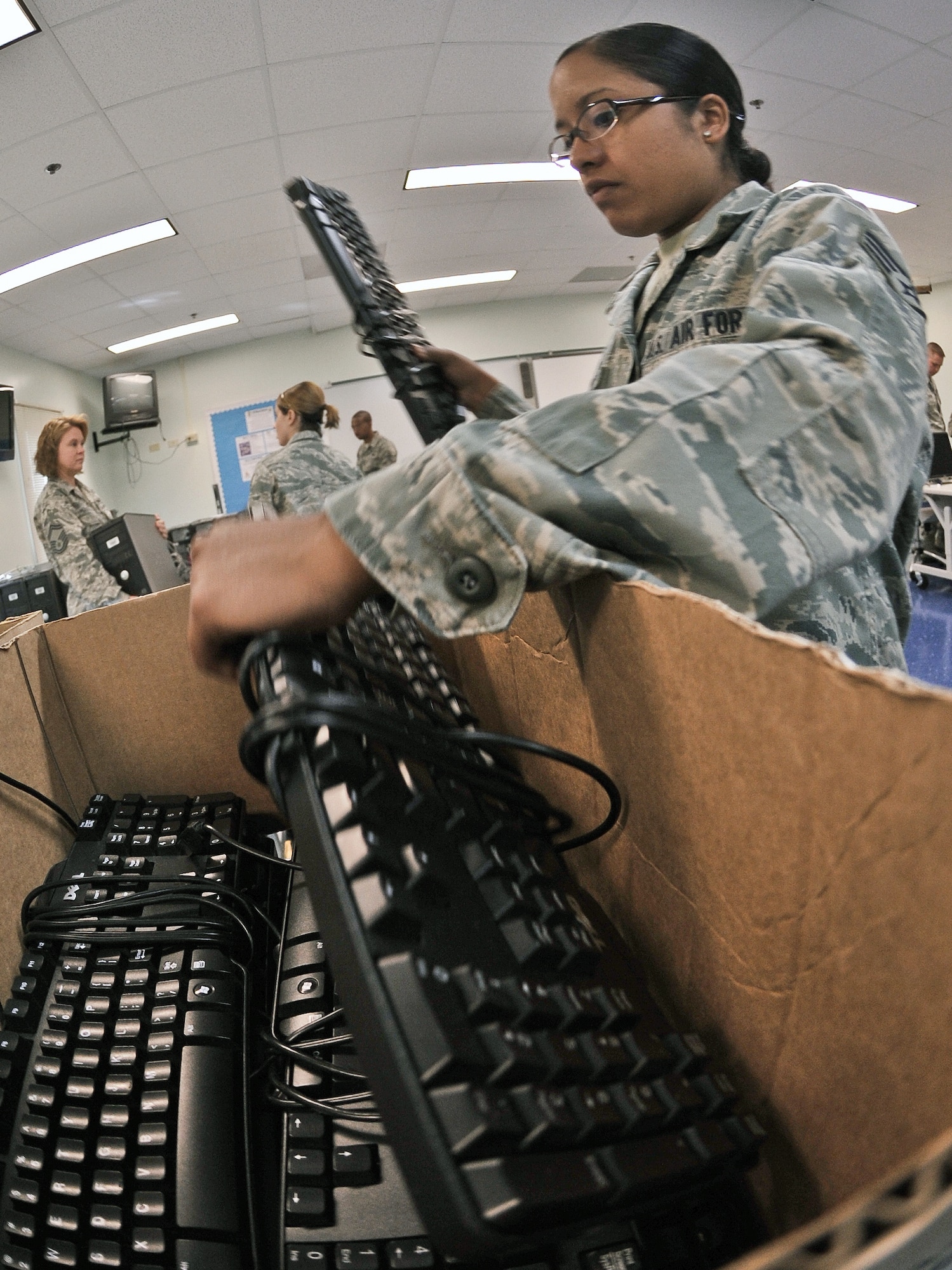 ANDERSEN AFB, Guam—Senior Airman Erika Fragoso, 644th Combat Communication Squadron, helps set up a computer lab in the elementary school here Sept. 9. Volunteers from the 644 CBCS visited the Andersen Elementary School to setup a new computer lab and Smart Boards for students. (U.S. Air Force photo by Staff Sgt. Alexandre Montes)