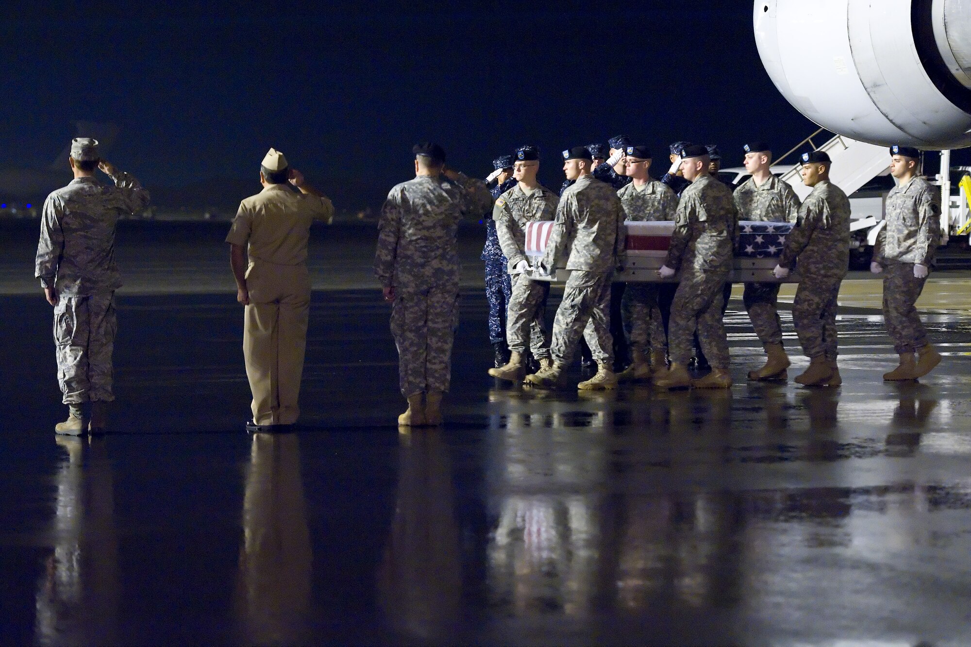 A U.S. Army carry team transfers the remains of Army Pfc. Tony J. Potter Jr., of Okmulgee, Okla., at Dover Air Force Base, Del., Sep. 12, 2011. Potter was assigned to the 1st Battalion, 279th Infantry Regiment, 45th Infantry Brigade Combat Team, Oklahoma National Guard, Tulsa, Okla. (U.S. Air Force photo/Roland Balik)
