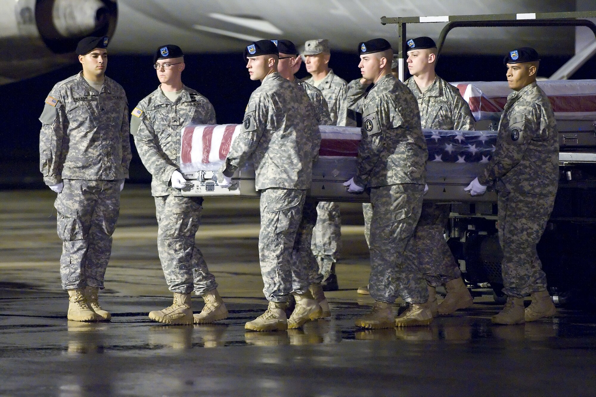 A U.S. Army carry team transfers the remains of Army Sgt. Bret D. Isenhower, of Lamar, Okla., at Dover Air Force Base, Del., Sep. 12, 2011. Isenhower was assigned to the 1st Battalion, 279th Infantry Regiment, 45th Infantry Brigade Combat Team, Oklahoma National Guard, Tulsa, Okla. (U.S. Air Force photo/Roland Balik)
