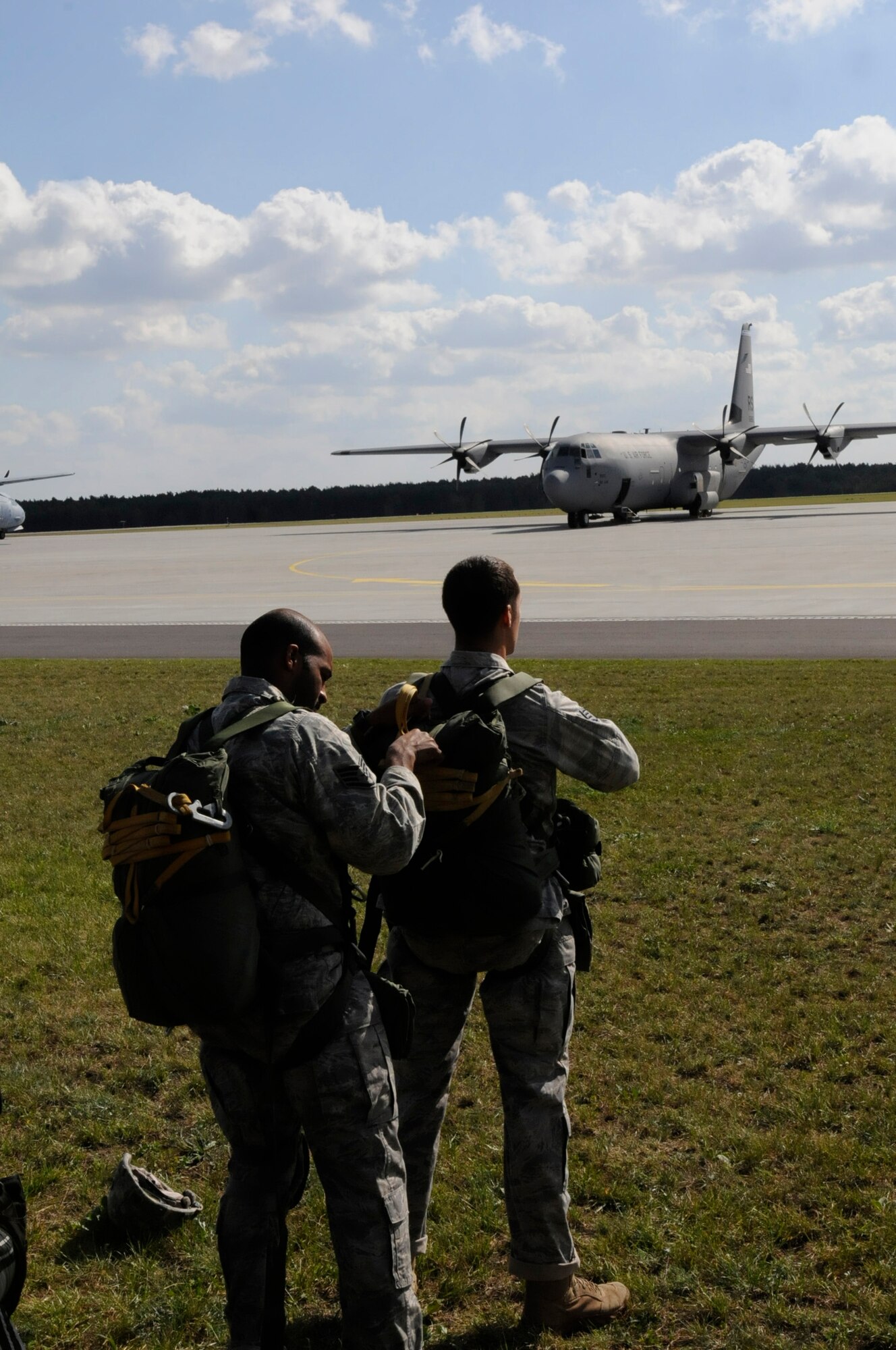 Members of the 435th Security Forces Squadron, Staff Sgt. Myron Austin performs a final inspection of Staff Sgt. Nickolas Hurst's parachute, during Operation Screaming Eagle, Powidz, Poland, Sept. 5, 2011. Screaming Eagle is a 10 day off-station training exercise where members of U.S. military join their Polish counterparts to train together and strengthen partnerships. (U.S. Air Force photo by Staff Sgt. Michael E. Davis) 