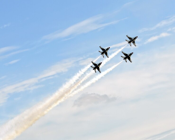 The USAF Thunderbirds perform at the Thunder of Niagara Airshow September 10, 2011, Niagara Falls, NY. The Thunderbirds where just one of the many acts and displays that could be seen at this year’s show. (U.S. Air Force photo by Staff Sgt. Joseph McKee)