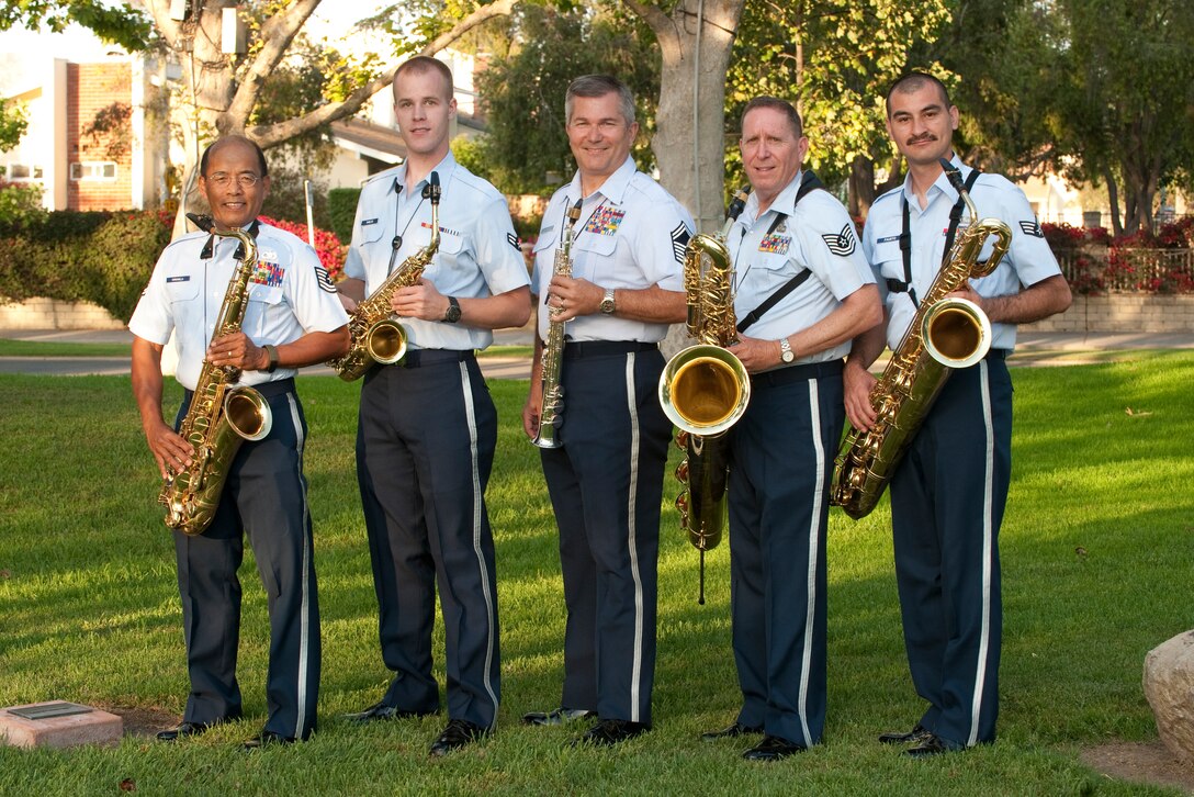 Members of the Air National Guard Band of the Southweast Saxophone Quintet:
TSgt George Carganilla, A1C Kyle Shields, SMSgt Jurgen Schwarze, TSgt Jeff Zelinka, SrA Jose Fausto. Camarillo CA July 9, 2011

Photo by TSgt Chuck Hatton 