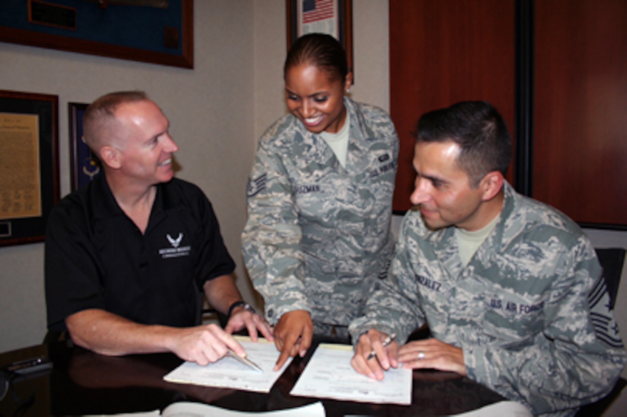 AFPC Combined Federal Campaign keyworker SSgt Yamaris Guzman explains how to
fill out the contribution forms to Dr Todd Fore, AFPC executive director,
and CMSgt Ruben Gonzalez, AFPC command chief. (U.S. Air Force Photo/Debbie GIldea)
