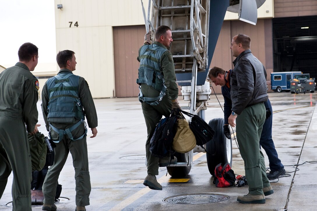 Col. John Nichols, 28th Operations Group commander (right) welcomes aircrews back to Ellsworth Air Force Base, S.D. from Dyess AFB, Texas, Sept. 15, 2011. Ellsworth aircrews and maintainers were operating out of Texas while the base runway was closed for repairs. (U.S. Air Force photo by Airman Alystria Maurer/Released)