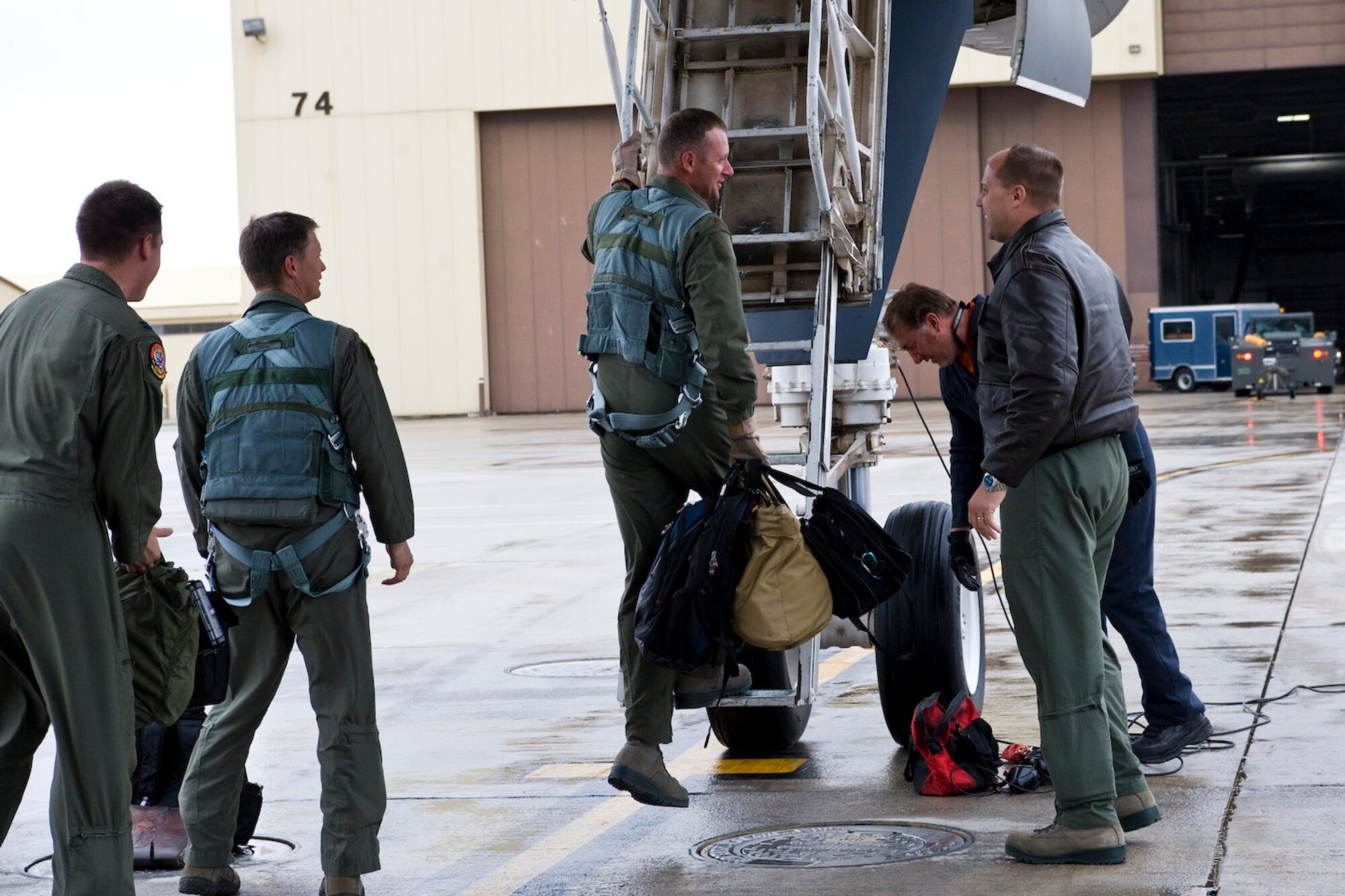 Col. John Nichols, 28th Operations Group commander (right) welcomes aircrews back to Ellsworth Air Force Base, S.D. from Dyess AFB, Texas, Sept. 15, 2011. Ellsworth aircrews and maintainers were operating out of Texas while the base runway was closed for repairs. (U.S. Air Force photo by Airman Alystria Maurer/Released)