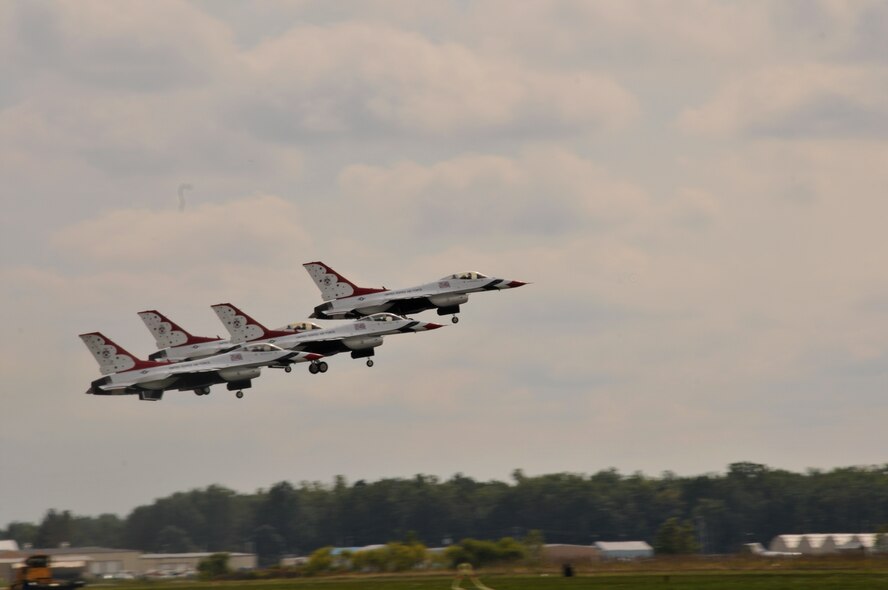 The USAF Thundebirds perform at the Thunder of Niagara Airshow September 10, 2011, Niagara Falls, NY.  The Thunderbirds demonstrate the capabilities of modern, warfighting aircraft and  represent the men and women of the United States Air Force serving around the globe.   (U.S. Air Force photo by Senior Airman Jessica Mae Snow)