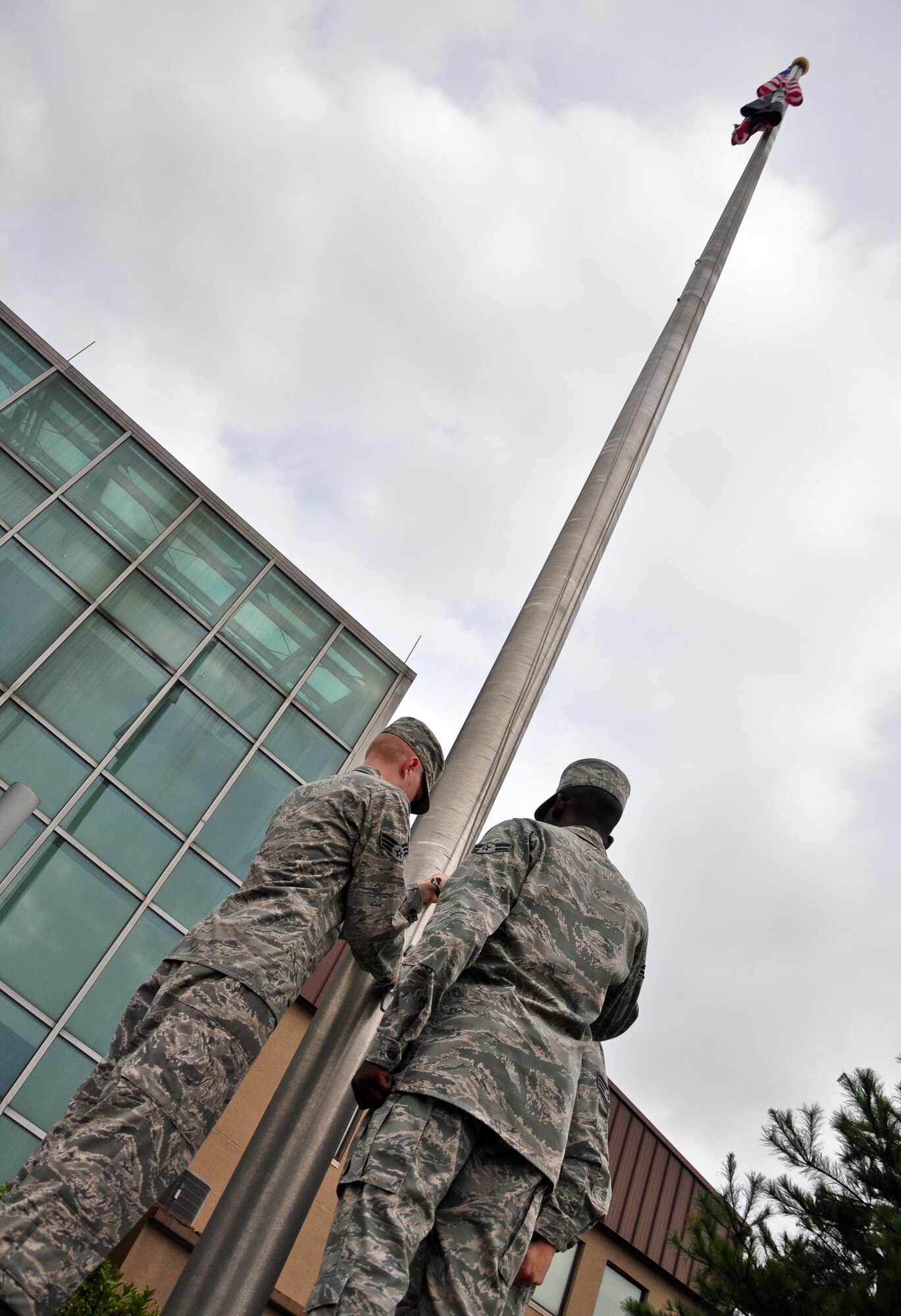 Airmen with the base honor guard raise the American flag and the POW/MIA flag Sept. 12 at the base flagpole. About 100 Airmen formed up at the 51st Fighter Wing headquarters building for the ceremony to formally start a week honoring all the prisoners of war and those still missing in action. Members of the Osan’s Air Force Sergeants Association honored all POW/MIAs during several ceremonies and events Sept. 12-16. (U.S. Air Force photo/Tech. Sgt. Chad Thompson)