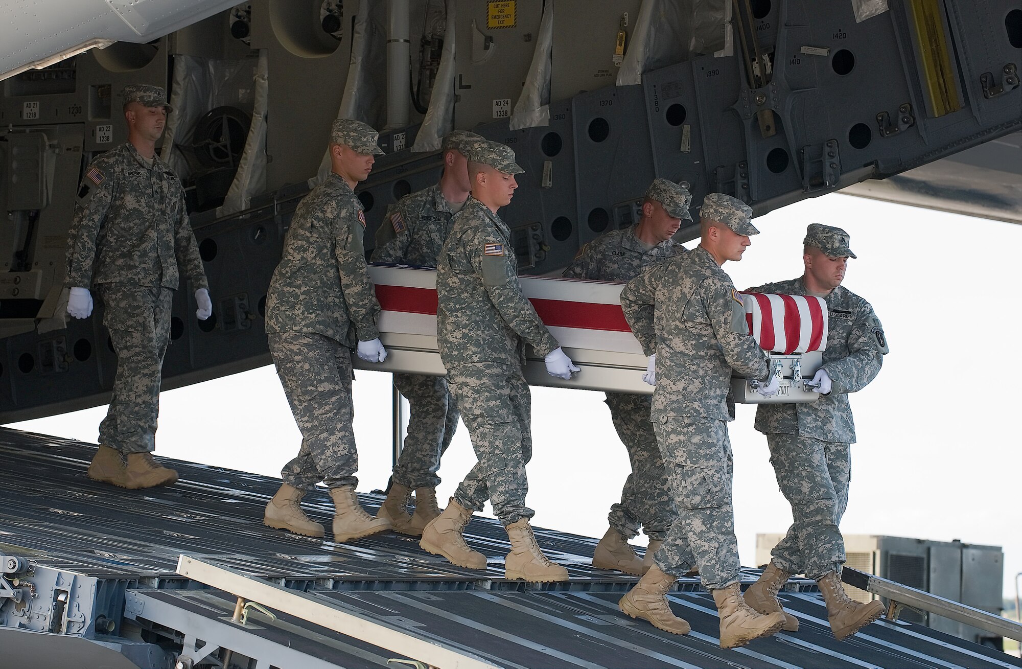 A U.S. Army carry team transfers the remains of Army Sgt. Garrick L. Eppinger, of Appleton, Wis., at Dover Air Force Base, Del., Sept. 19, 2011. Eppinger was assigned to the 395th Ordnance Company, 687th Combat Sustainment Support Bridgade, 646th Regional Support Group, 310th Expeditionary Sustainment Command, Wausau, Wis. (U.S. Air Force photo/Steve Kotecki)