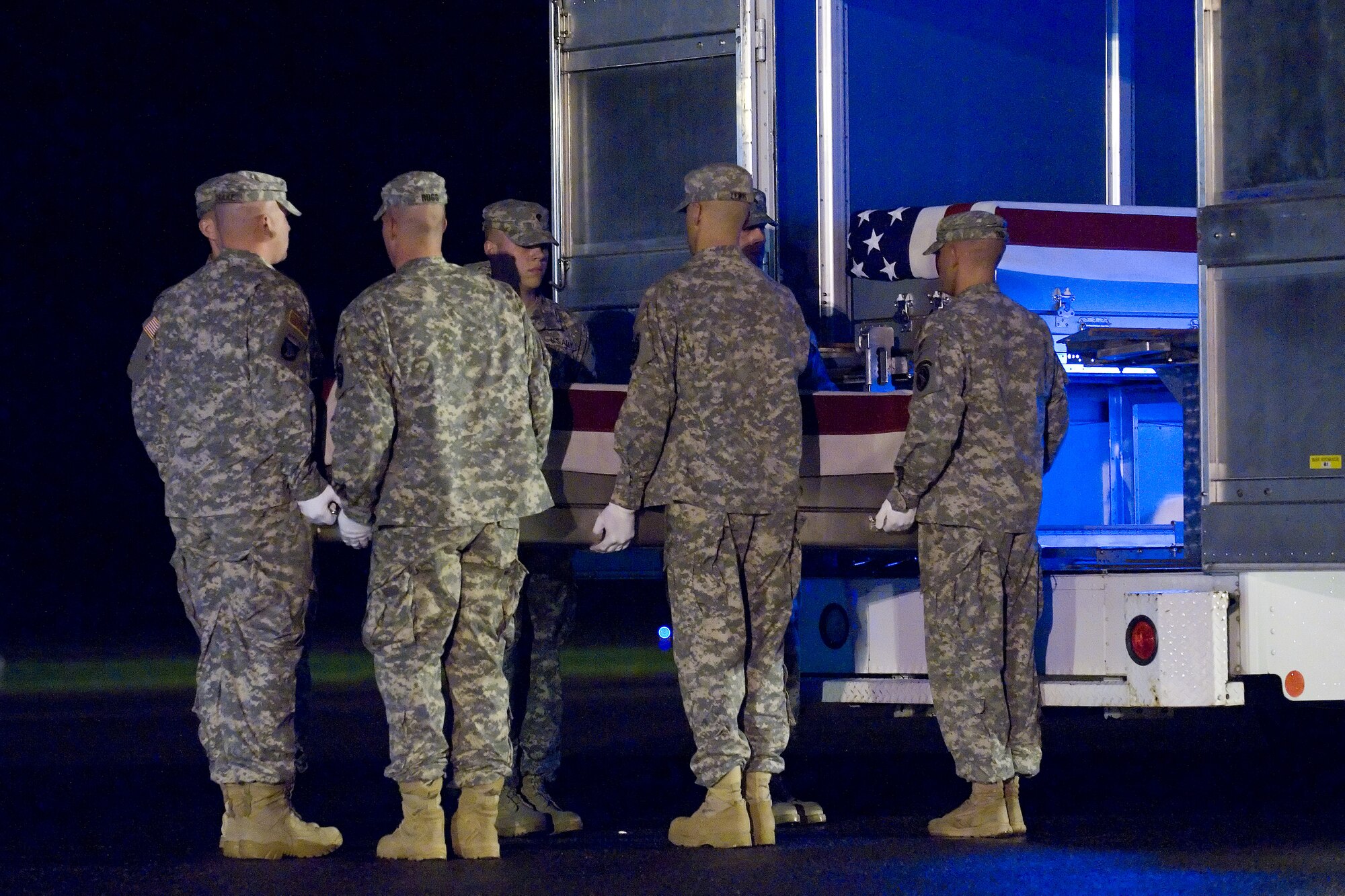 A U.S. Army carry team transfers the remains of Army Spc. Robert E. Dyas of Nampa, Idaho, at Dover Air Force Base, Del., Sept. 23, 2011. Dyas was assigned to 2nd Battalion, 34th Armor Regiment, 1st Heavy Brigade Combat Team, 1st Infantry Division, Fort Riley, Kan. (U.S. Air Force photo/Adrian Rowan)
