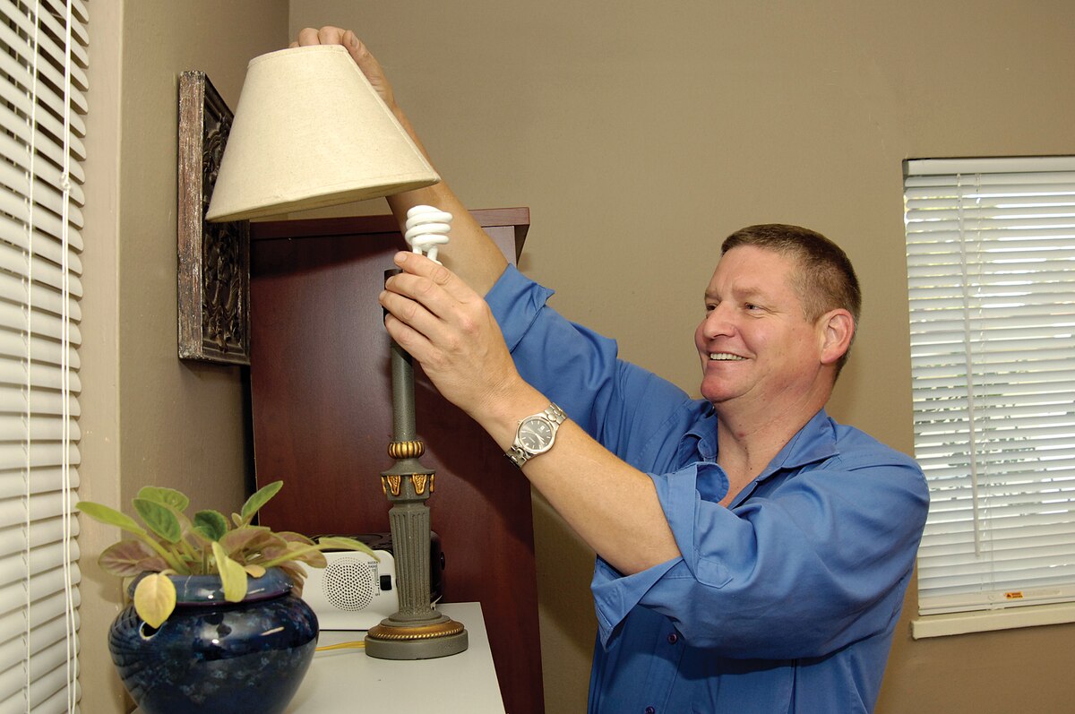 Most incandescent light bulbs to be phased out; replaced with energy