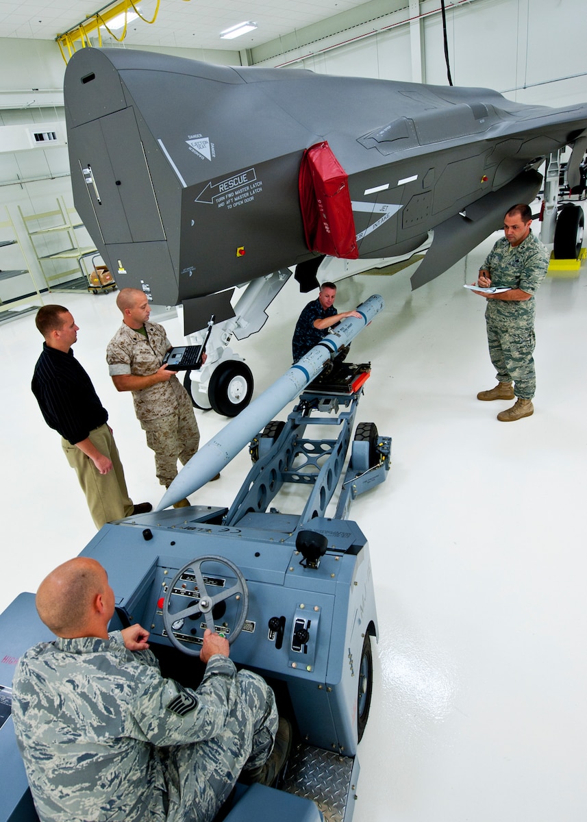 F 35 Lightning II weapons loading trainer delivers new technology to virtual classroom Eglin Air Force Base Article Display