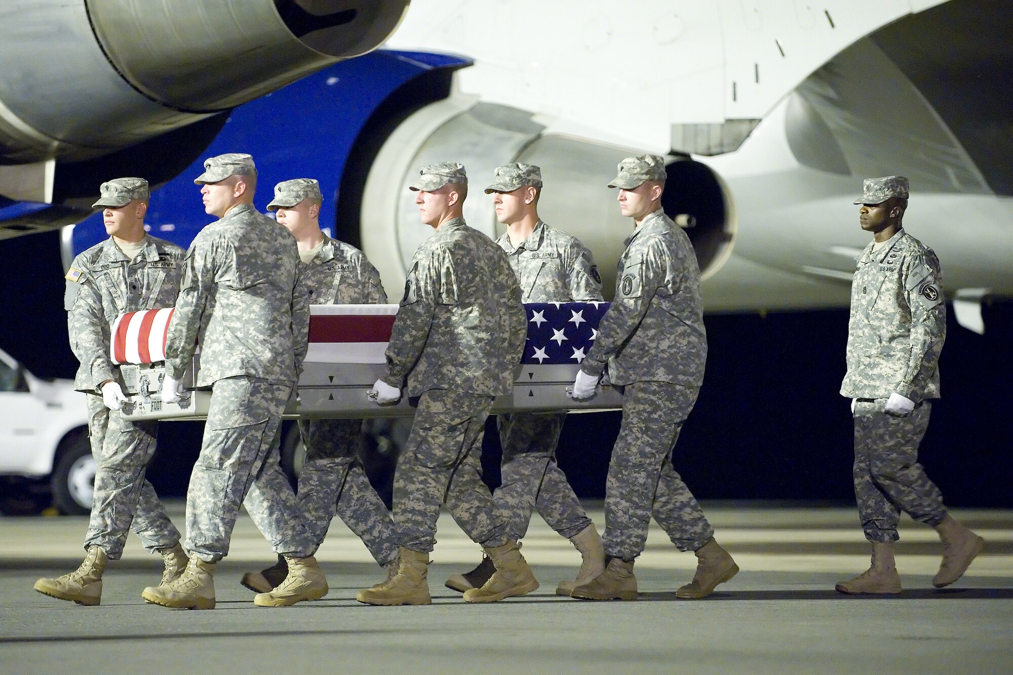 A U.S. Army carry team transfers the remains of Army Sgt. Rafael E. Bigai Baez of San Juan, Puerto Rico, at Dover Air Force Base, Del., Sept. 25, 2011. Bigai Baez was assigned to the 2nd Battalion, 4th Infantry Regiment, 4th Brigade Combat Team, 10th Mountain Division, Fort Polk, La. (U.S. Air Force photo/Adrian Rowan)
