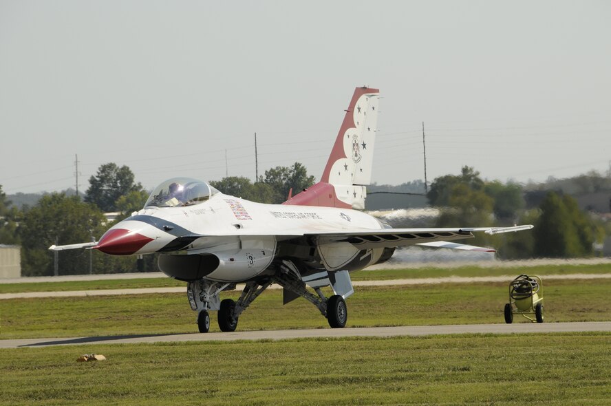 An F-16 with the U.S. Air Force Thunderbirds Demonstration Squadron prepares to shut down following a site survey Sept. 29 at the 188th Fighter Wing. The Thunderbirds arrived in Fort Smith in preparation for the Fort Smith Air Show scheduled for Oct. 1-2. (U.S. Air Force photo by Airman 1st Class Hannah Landeros)