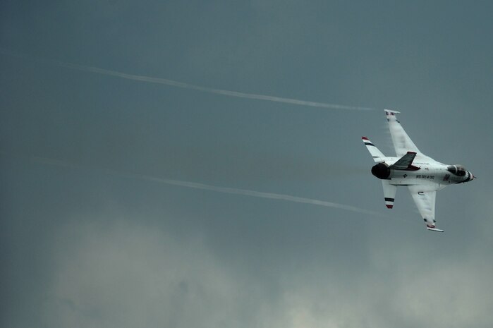 Maj. J.R. Williams, Thunderbird 6, Opposing Solo, performs a Sneak Pass during the Milwaukee Air and Water show at Bradford Beach, Wisconsin, Aug. 7, 2011.
(U.S. Air Force photo/Staff Sgt. Larry E. Reid Jr., Released)