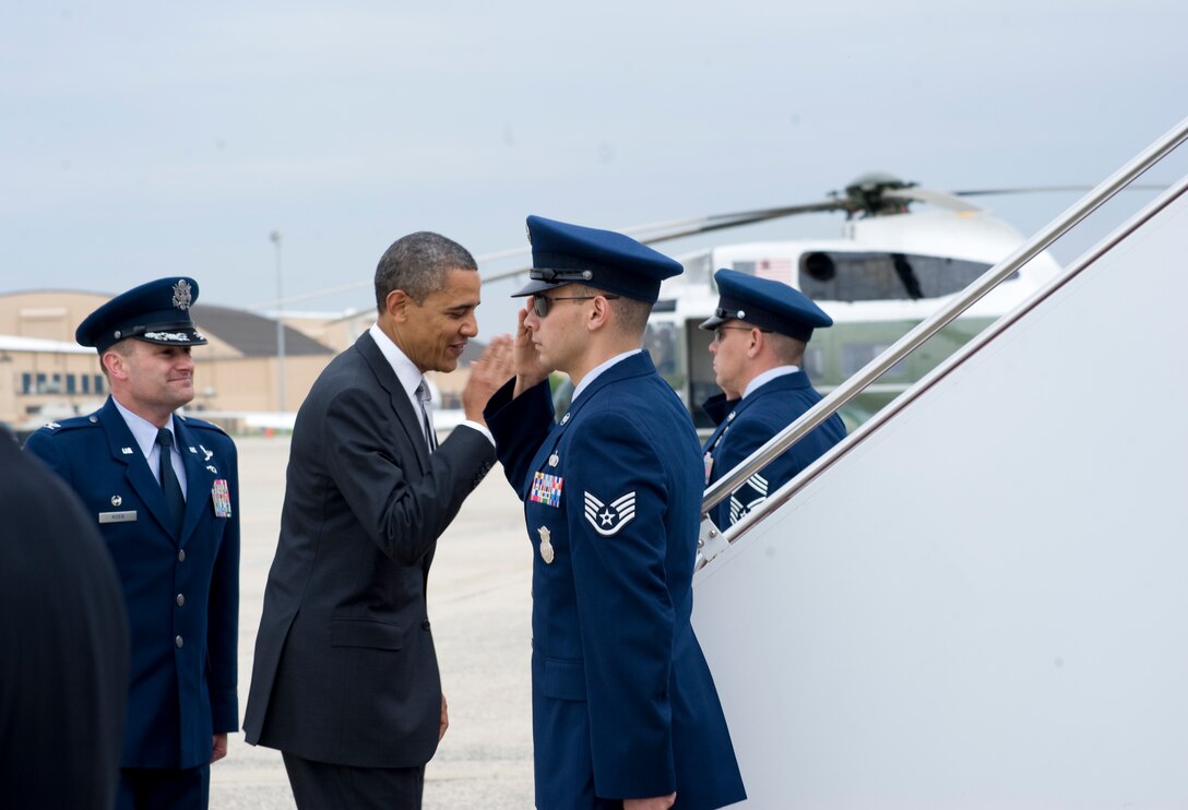 President Barack Obama and Col. Ken Rizer, 11th Wing/Joint Base Andrews commander, share a moment prior to his departure from Andrews on March 30. (Photo/Bobby Jones)

