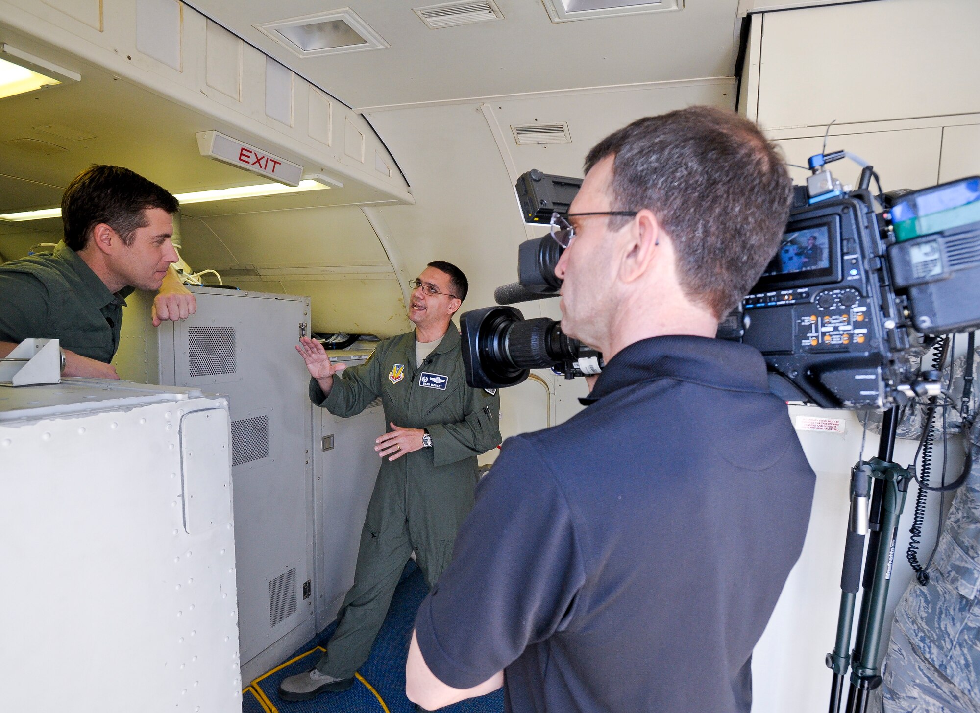 Col. Dean Worley, 461st Air Control Wing commander, left, is interview by Reynolds Wolf, CNN correspondent, aboard an E-8C Joint STARS at Robins Air Force Base, Ga., March 27, 2012.  JSTARS was one of several units the news organization visited during a tour of Robins Air Force Base.  (U. S. Air Force photo by Master Sgt. Roger Parsons)
