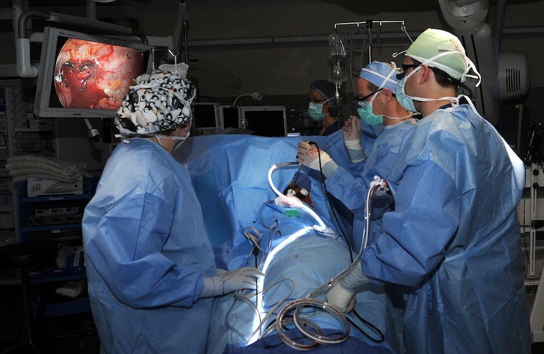 DGMC surgeons conduct new, less invasive surgery for lung cancer > Air ...