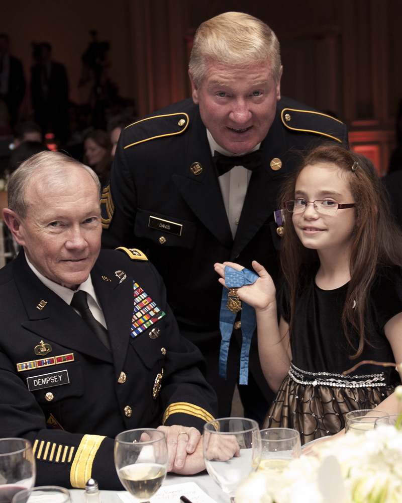 Do medal of honor recipients have to wear the medal jujaexotic