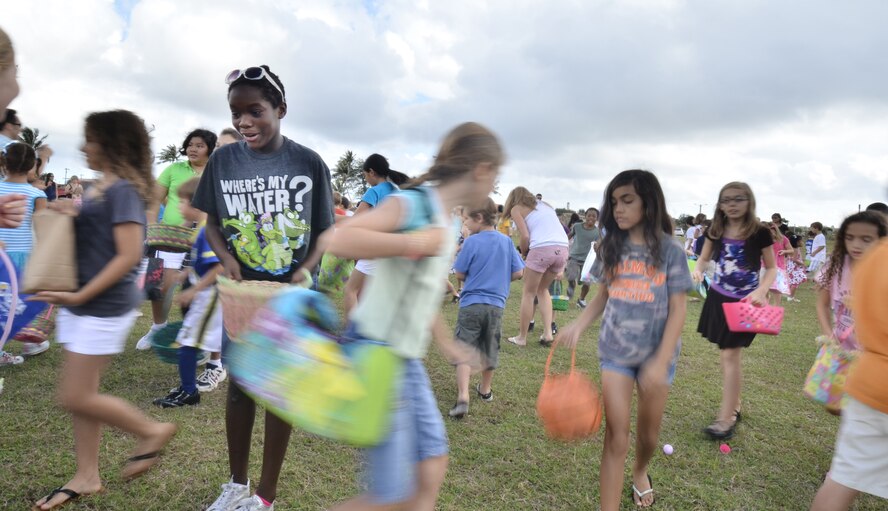 Andersen children search for eggs during the "EASTER EGGS-TRAVAGANZA" April
7 at the Andersen Youth Center field.  More than 5,000 candy-filled eggs
were hidden for the children to find.  There were also other springtime
activities such as face painting, caribou riding, games and various booths
and demonstrations for all ages to enjoy.  (U.S. Air Force photo by Staff
Sgt. Alexandre Montes)  
