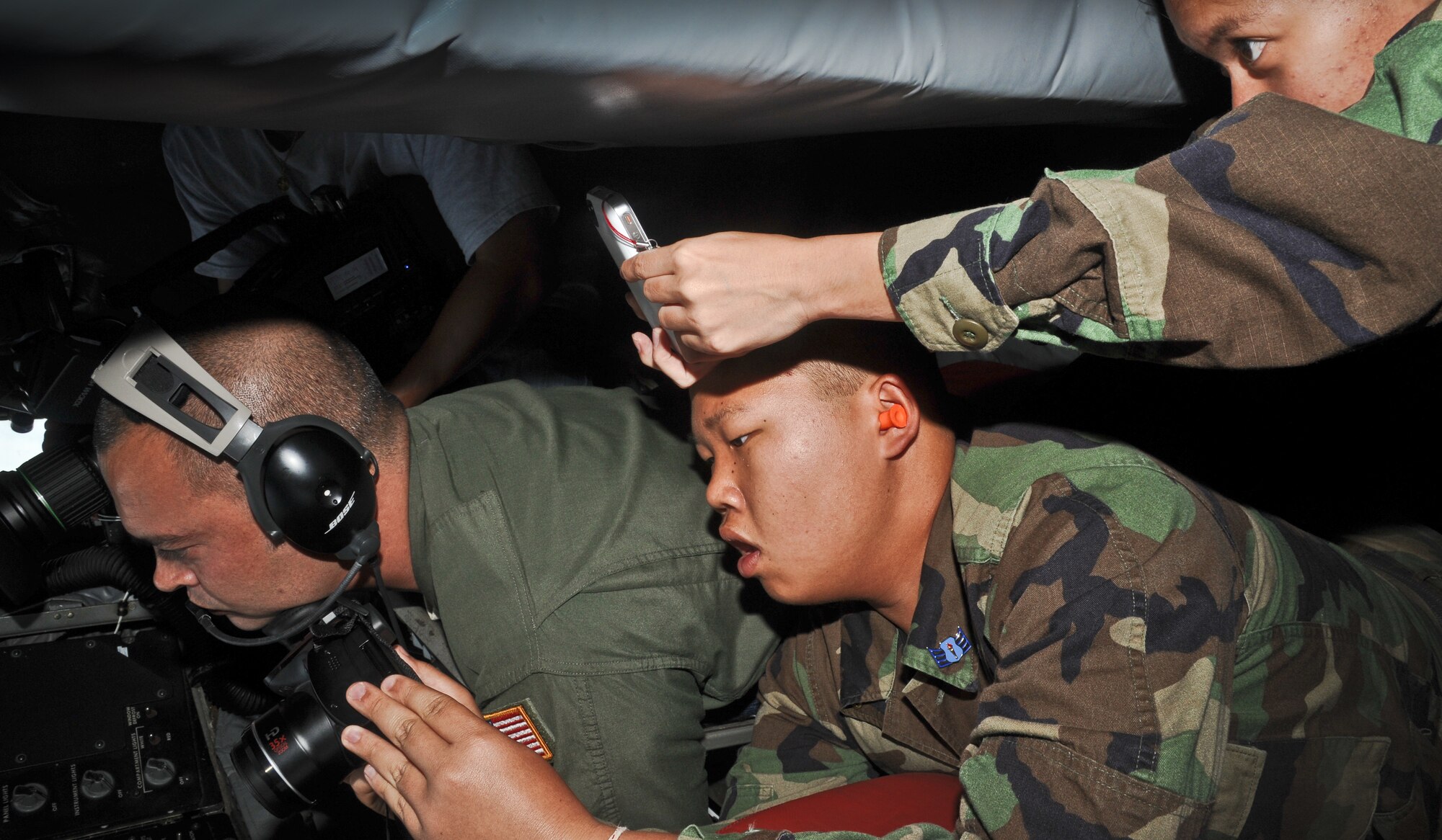 A boom operator with the 96th Air Refueling Squadron refuels a F-22 Raptor over the Pacific as Junior Reserve Officer Training Corps cadets observe and learn about the 15th Wing mission on Joint Base Pearl Harbor-Hickam, HI, April 5. The approximately 35 cadets were from various high schools around the island of Oahu. (U.S. Air Force photo/Senior Airman Lauren Main)