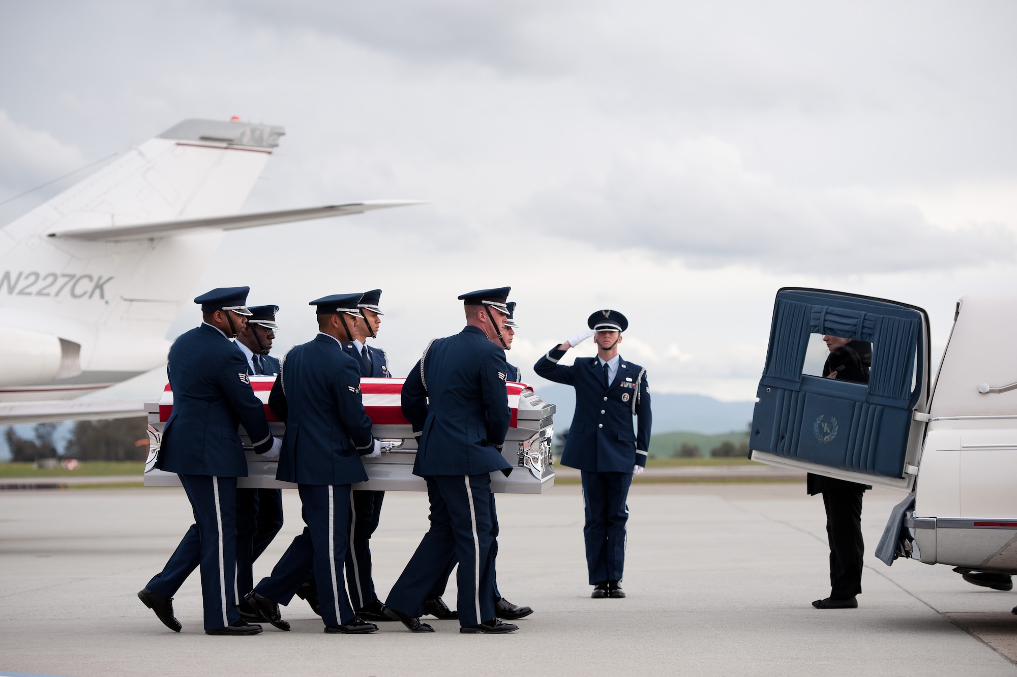 Travis Honor Guard members transfer the remains of Capt. Francis Imlay Jr. Wednesday at Travis. The F-15E fighter pilot died March 28 from injuries sustained during an aircraft accident in Southwest Asia. He was assigned to the 391st Fighter Squadron, Mountain Home Air Force Base, Idaho. (U.S. Air Force photo/Ken Wright)