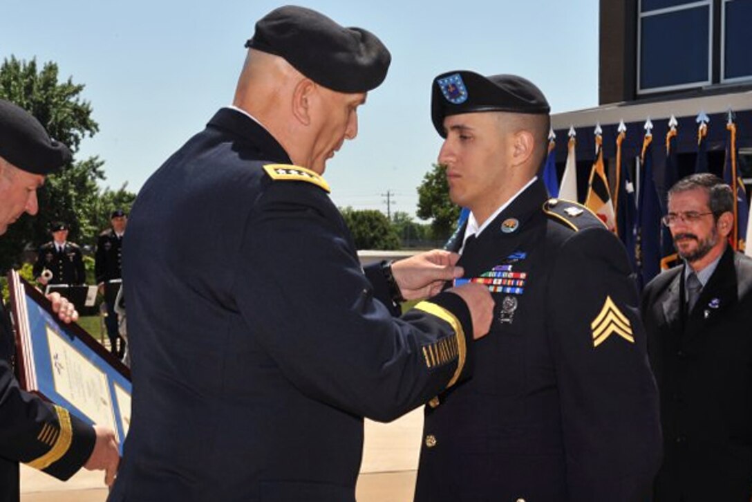 Army Chief of Staff Gen. Raymond T. Odierno presents Sgt. Felipe Pereira with a Distinguished Service Cross on Fort Campbell, Ky., April 12, 2012. Pereira, assigned to the 101st Airborne Division, received the award for his actions in Afghanistan, Nov. 1, 2010.