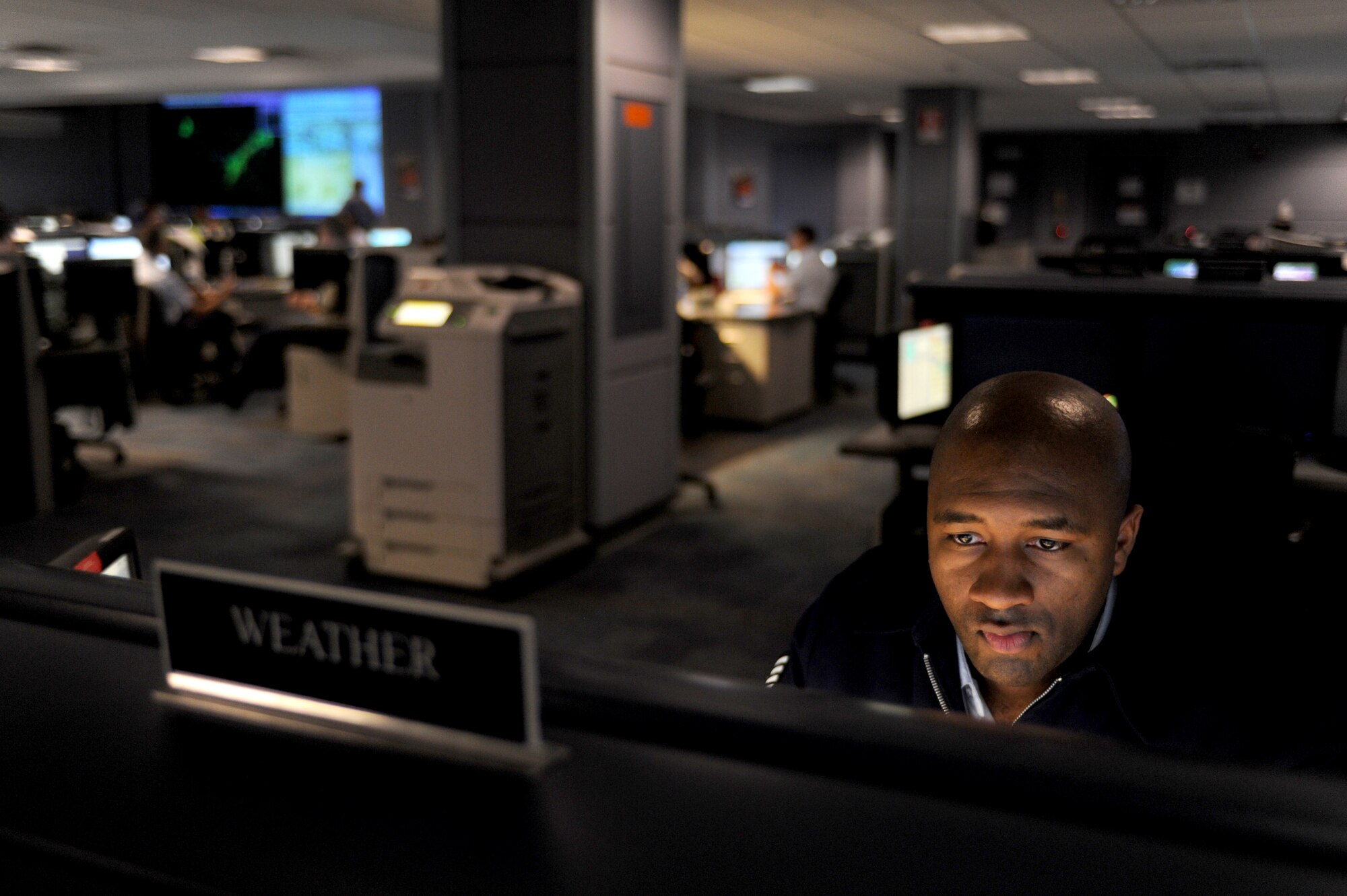 Technical Sgt. Alan Valentine, 618th AOC (TACC) Global Mobility Weather
Forecaster, analyzes the weather for one of AMC's 750 daily sorties planned,
tasked and command-and-controlled by the 618th AOC (TACC) at Scott Air Force
Base, Ill.