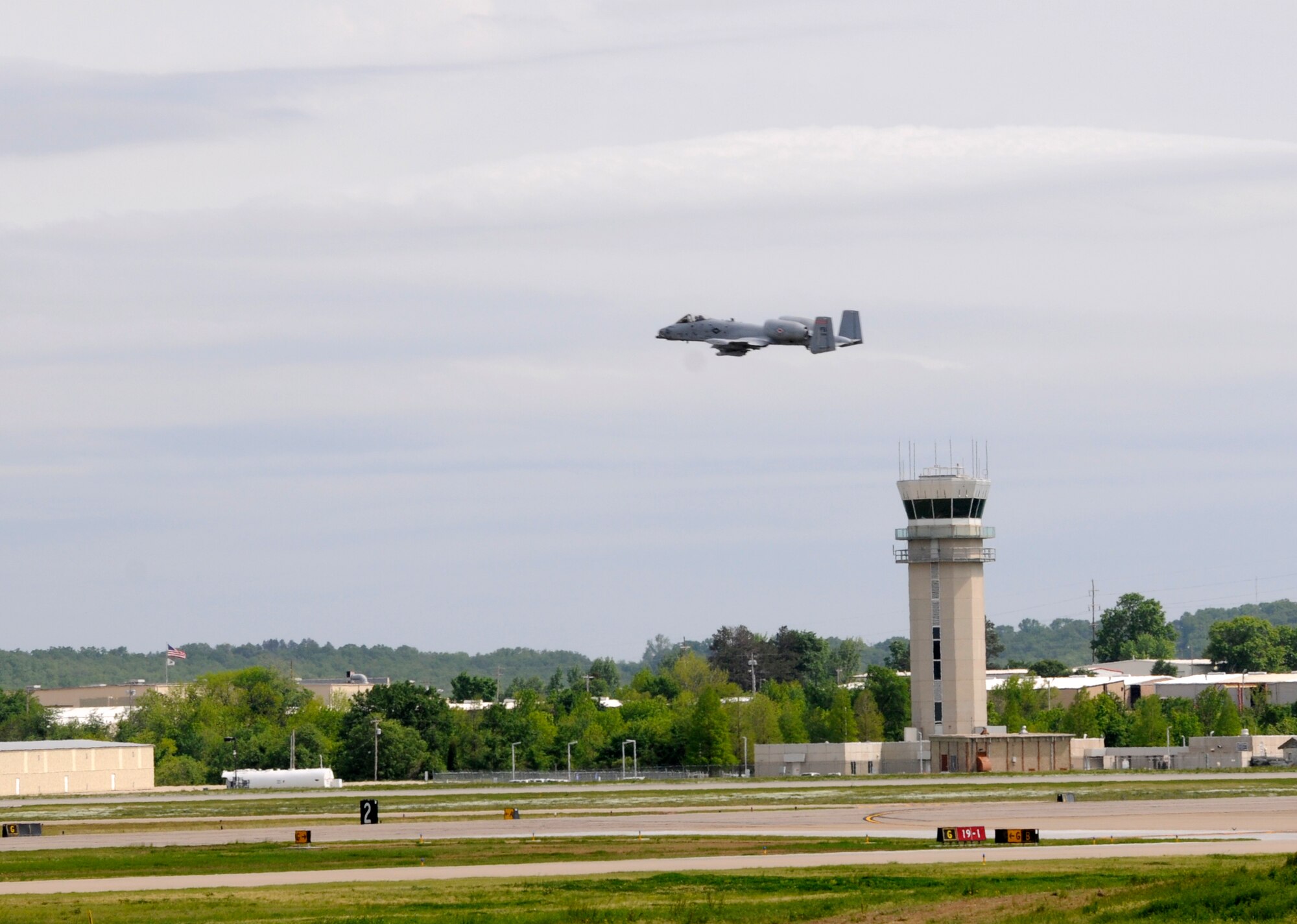 Col. Tom Anderson logged his A-10C Thunderbolt II “fini flight” at the 188th Fighter Wing April 12, 2012. Anderson’s final flight in the A-10 preceded a change-of-command ceremony in which he relinquished command of the 188th April 14. Anderson served as the 188th Fighter Wing commander from 2008-2012. During his career, Anderson accumulated more than 2,500 flying hours in the A-10, F-16 Fighting Falcon, T-38 and T-37 aircraft. (National Guard photo by Senior Master Sgt. Dennis Brambl/188th Fighter Wing Public Affairs)