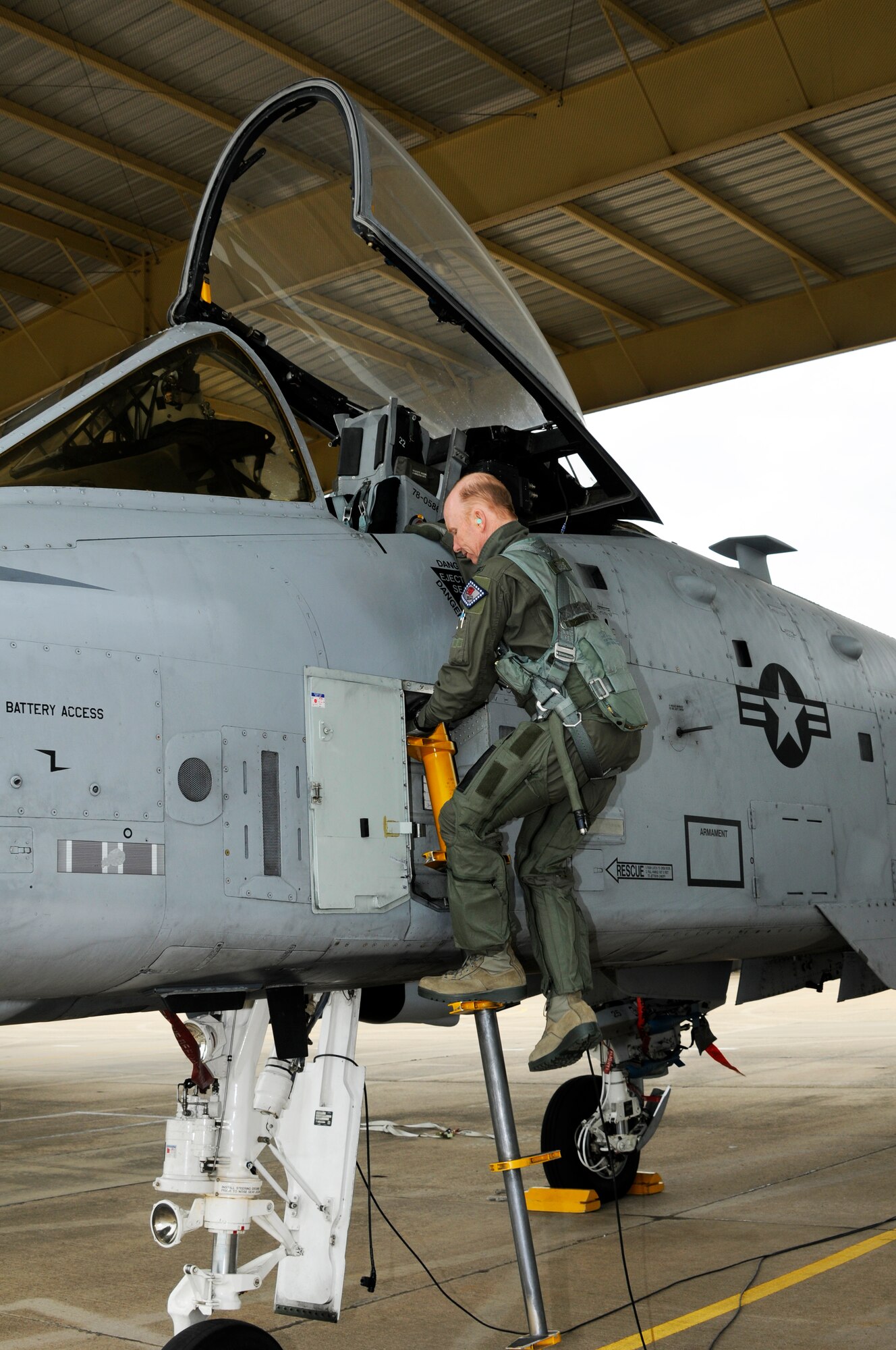 Col. Tom Anderson logged his A-10C Thunderbolt II “fini flight” at the 188th Fighter Wing April 12, 2012. Anderson’s final flight in the A-10 preceded a change-of-command ceremony in which he relinquished command of the 188th April 14. Anderson served as the 188th Fighter Wing commander from 2008-2012. During his career, Anderson accumulated more than 2,500 flying hours in the A-10, F-16 Fighting Falcon, T-38 and T-37 aircraft. (National Guard photo by Senior Master Sgt. Dennis Brambl/188th Fighter Wing Public Affairs)