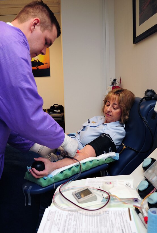 Army Spc. Adam Bakken inserts a needle into Maj. Catherine Hight’s arm during her platelet donation March 8, 2012, at the Pentagon Blood Donor Center in Washington D.C. Hight said her motivation for giving is her hope that her donation will help service members in need. High is a Headquarters Air Force Reserve nurse. (U.S. Air Force photo/Staff Sgt. Tiffany Trojca) 
