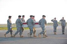 A U.S. Army carry team transfers the remains of Army Sgt. Tanner S. Higgins of Yantis, Texas, at Dover Air Force Base, Del., April 17, 2012. Higgins was assigned to the 1st Battalion, 75th Ranger Regiment, Hunter Army Field, Ga. (U.S. Air Force photo/Adrian R. Rowan)
