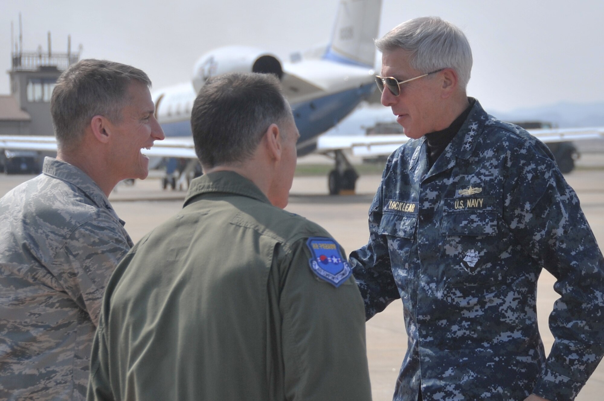 Col. Patrick McKenzie (left), 51st Fighter Wing commander, and Brig. Gen. Kurt Neubauer, 7th Air Force vice commander, welcome Adm. Samuel Locklear III (right), U.S. Pacific Command commander, to Osan Air Base April 18, 2012. This is Locklear’s first visit to Osan Air Base since assuming command in March.  (U.S. Air Force photo/Staff Sgt. Craig Cisek)
