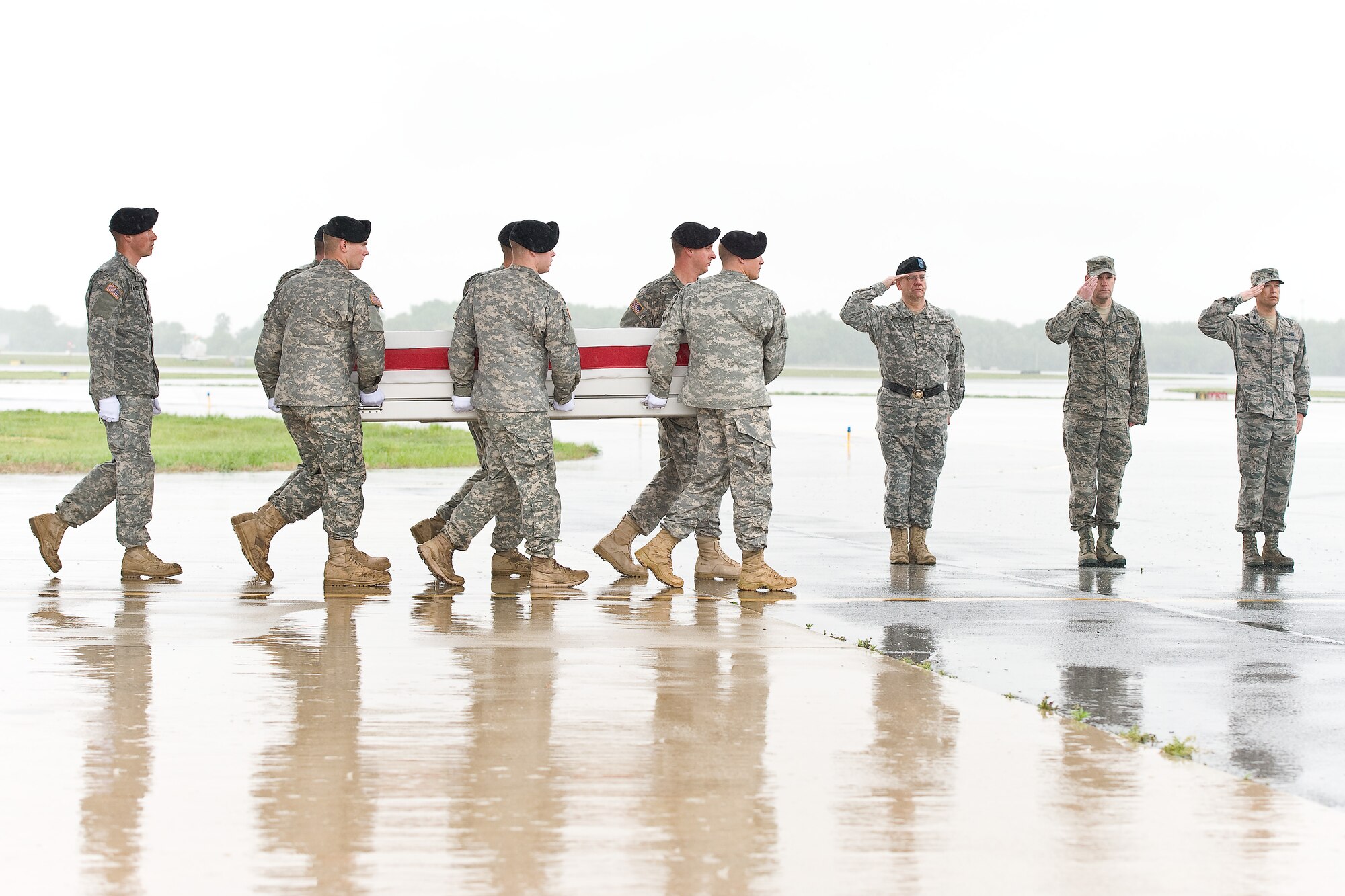 A U.S. Army carry team transfers the remains of a U.S. Army soldier, at Dover Air Force Base, Del., April 22, 2012. The soldier was one of four who died supporting Operation Enduring Freedom in Afghanistan. They were assigned to A Company, 2nd Battalion, 25th Aviation Regiment, 25th Combat Aviation Brigade, Wheeler Army Airfield, Hawaii. (U.S. Air Force photo/Roland Balik)