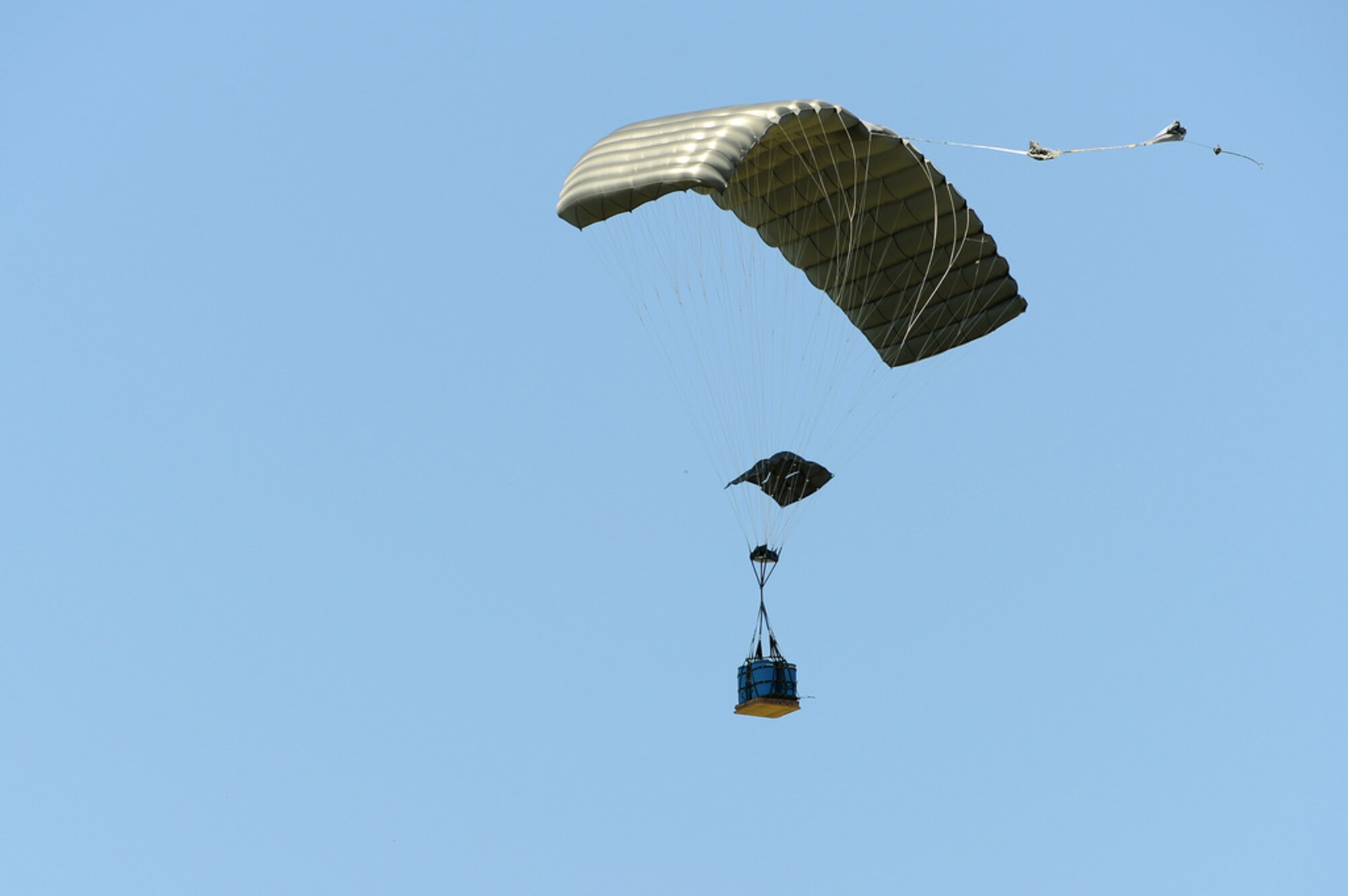 A Joint Precision Airdrop System (JPADS) bundle descends to the ground during a training exercise Tuesday, April 24, at the Antelope Drop Zone at Fort Hood. JPADS is an airdrop system that uses Global Positioning Satellite, steerable parachutes and an onboard computer to steer loads to a designated point of impact on a drop zone. (Photo by Daniel Cernero, III Corps and Fort Hood Public Affairs)