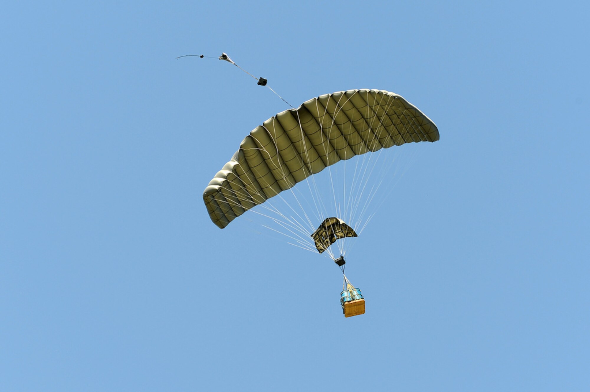 A Joint Precision Airdrop System (JPADS) bundle descends to the ground during a training exercise Tuesday, April 24, at the Antelope Drop Zone at Fort Hood. JPADS is an airdrop system that uses Global Positioning Satellite, steerable parachutes and an onboard computer to steer loads to a designated point of impact on a drop zone. (Photo by Daniel Cernero, III Corps and Fort Hood Public Affairs)