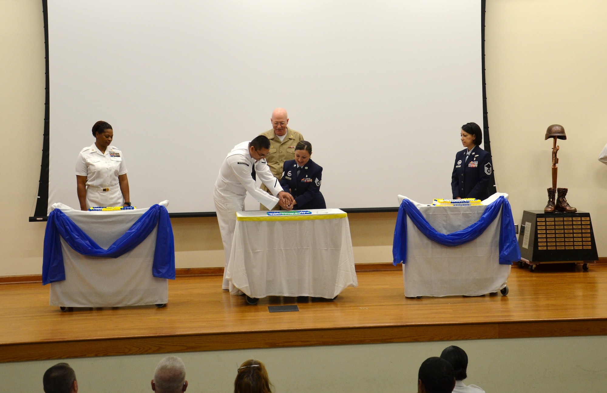 FORT SAM HOUSTON, Texas (April 27, 2012) The Basic Medical
Technician Corpsman Program (BMTCP), a combined Air Force medical technician
and Navy hospital corpsman training program, celebrated its one year
anniversary as one program at the Medical Education and Training Campus
(METC). A cake cutting ceremony symbolizing the joining of the Air Force and
Navy entry-level enlisted medical programs under METC was conducted by the
first and last assigned Navy and Air Force instructors as well as the
inaugural commandant, Rear Adm. Bob Kiser. (Left to right: Chief Hospital
Corpsman Carol Domino, first assigned Navy instructor; Hospital Corpsman Third
Class Brandon Chacon, last assigned Navy instructor; Rear Adm. Bob Kiser, METC
Commandant; Staff Sgt. Cassondra Johnson, last assigned Air Force instructor;
and Master Sgt. Debra Massa, first assigned Air Force instructor).
(U.S. Navy photo by Lisa Braun/Released)
