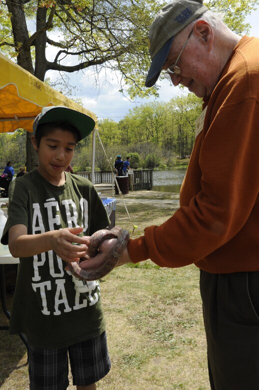 JB MDL families appreciate Earth's splendor > Joint Base McGuireDix