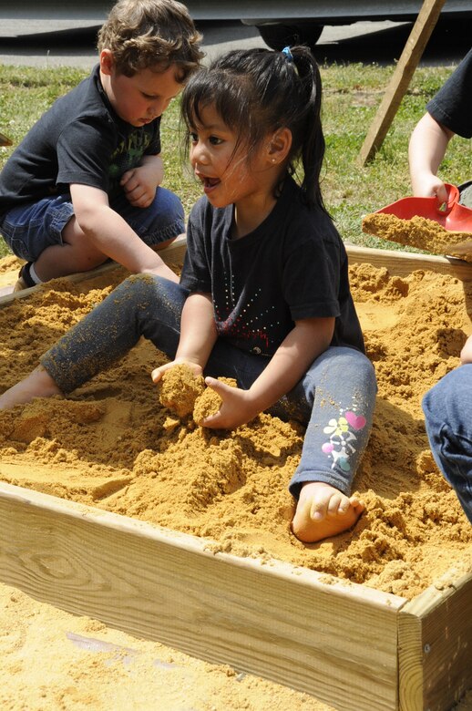 JB MDL families appreciate Earth's splendor > Joint Base McGuireDix