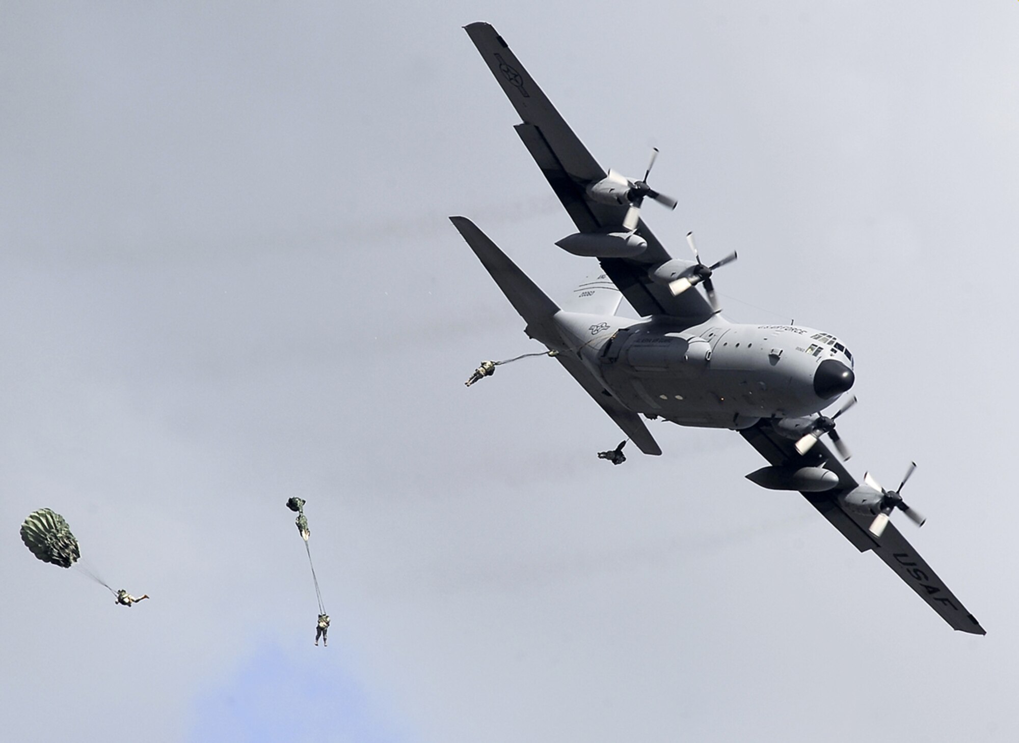 Joint Base Elmendorf-Richardson, ALASKA -- Thousands turned out on another beautiful Alaskan day to enjoy the many aerial performances, featuring the U.S. Air Force Thunderbirds, as well as military and local static displays, and lots of great food at the Arctic Thunder Open House 2012, July 29.  (U.S. Air Force photo/Percy G. Jones)