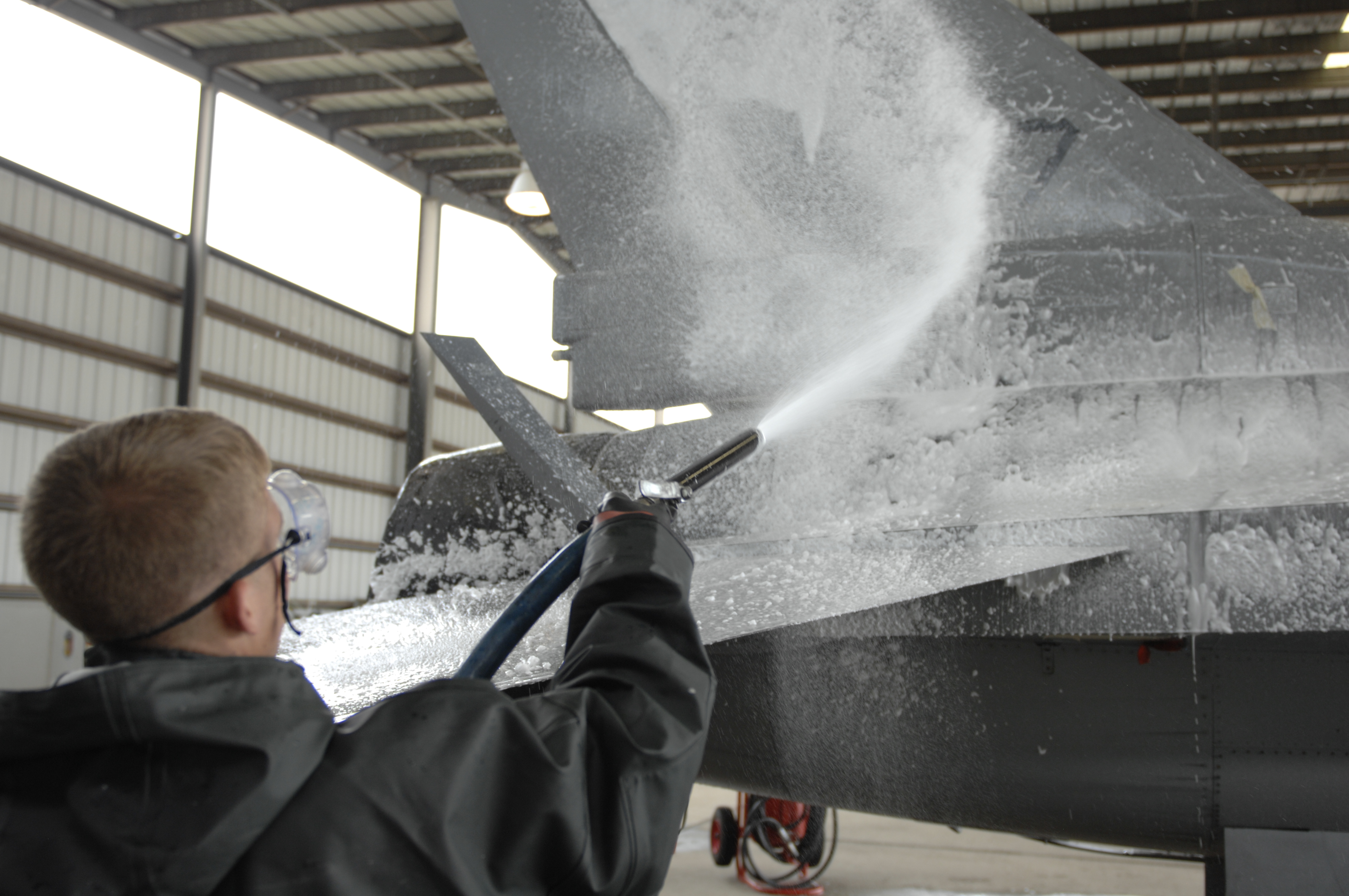 Washrack keeps F16s clean > Shaw Air Force Base > Article Display