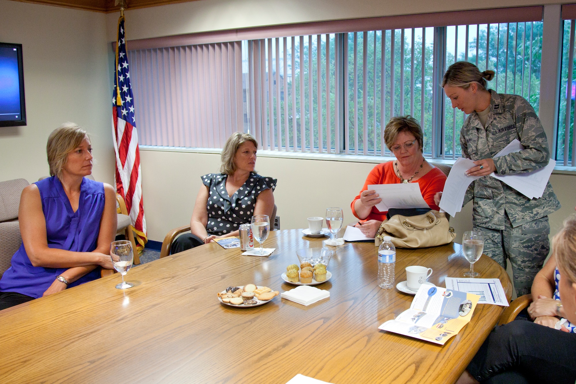 Kim Farris and 934th Airlift Wing command spouses discuss Yellow Ribbon progams with Capt. Rebecca Rupp, the Wing's Yellow Ribbon representative.  Mrs. Farris and her husband, 22nd Air Force Commander Maj. Gen. Wallace W. Farris, are visiting the wing during the August Unit Training Assembly.  (Air Force Photo/Shannon McKay)