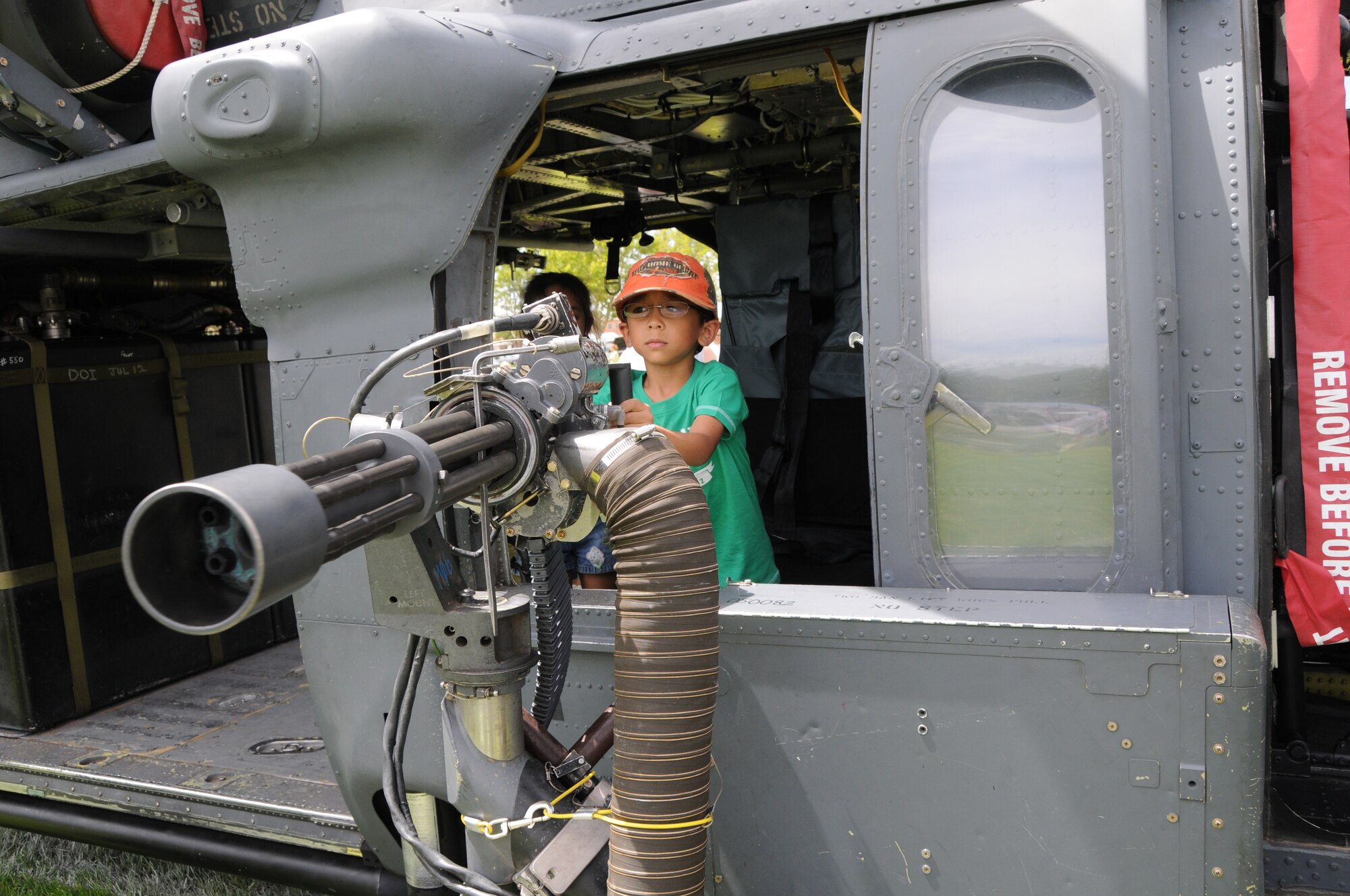 KIRTLAND AFB, N.M. – Thousands of people from Team Kirtland gathered Aug. 3 for Summer Bash at Hardin Field. Bash-goers got an up-close look at a minigun mounted on an HH-60G Pave Hawk from the 512th Rescue Squadron at Kirtland AFB. (Photo by Dennis Carlson) 